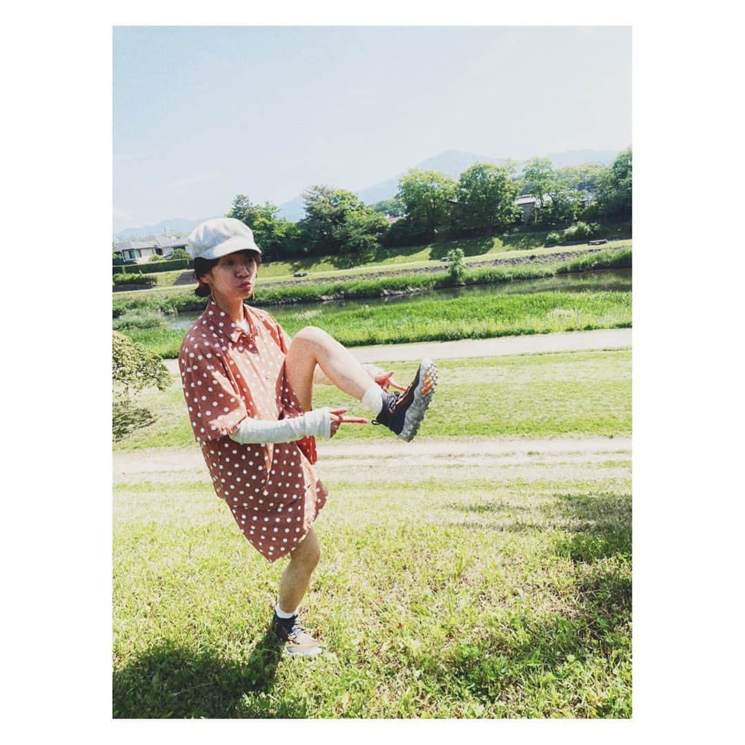 弥香さんのインスタグラム写真 - (弥香Instagram)「🦶👣🦵🐾  最高に気持ち良い靴みーつけった♡  これで 歩くとさ どこまでも歩ける気がするの 足に フィットフィット！ かるがる！ るんるん🎶 岩とかジャンプしてさ 川こえてさ れっつハイキング！  @vivobarefootjapan   #vivobarefoot」5月22日 9時38分 - micanjuice