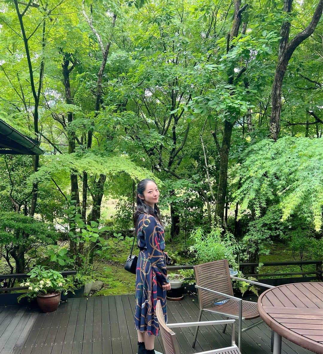 藤岡沙也香のインスタグラム：「おはようございます☀️  5月もあと少し。 今週も楽しく、一緒に頑張りましょう🍀 みなさんから、コメントなどを頂けることが、 いつもとっても嬉しいです☺️ ありがとうございます。  父が撮ってくれた緑いっぱいの写真を載せて。  #5月 #緑」