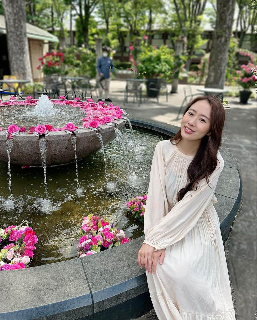 守永真彩のインスタグラム：「. . 先週のオークスは東京競馬場で生観戦しました🐎✨  オークスのファンファーレはいつも通りお祭りのような大歓声だったのですが...!! いざスタートが切られるとき。最後の馬がゲート入りするまで期待と緊張を含んだ心地の良い静寂が一瞬競馬場を包み込みました。 ものの数秒ですが、あの時競馬場で体感した数秒は、とても長い静寂に感じました。  全馬無事にスタートが切られるように競馬場のお客様全員で見守ってるように感じて。 その静けさに競馬ファンの優しさや素晴らしさを感じました。  その競馬ファンの期待に応えるように、ダントツの一番人気に推されたリバティアイランドが競馬場がどよめくほどの歓声を浴びて、堂々とした走りで二冠を達成‼️ 歴史的名馬になりうる馬のオークスを生で観られたこと、とても嬉しく思います。  さて、今週はいよいよ日本ダービー‼️ なんだか一年が終わってしまうような寂しさを感じます。 何より全馬が持てる力を全て発揮してくれますように。  今週のダービーウィークも楽しみましょう✨✨」