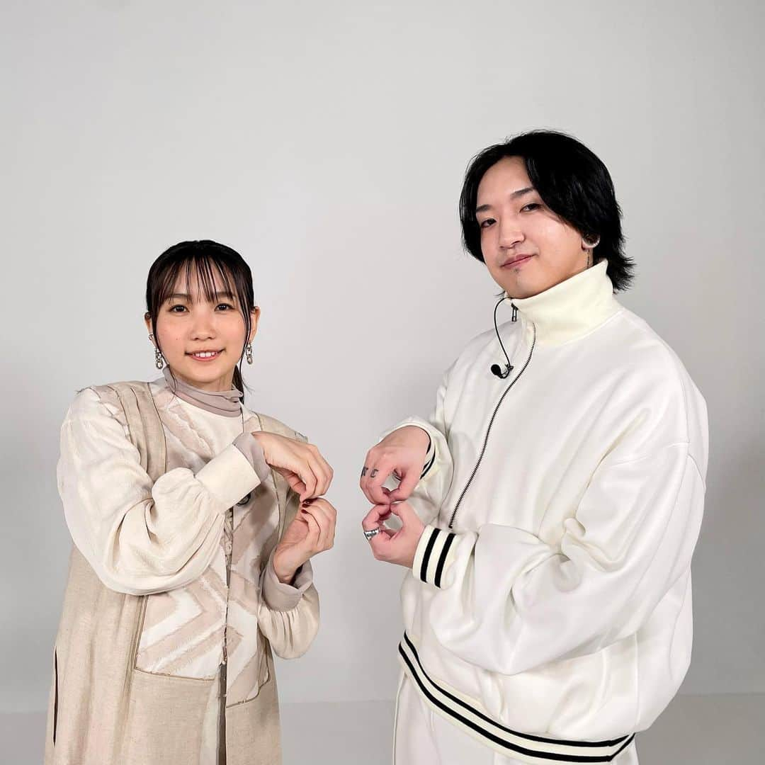 フジテレビ「めざまし8」さんのインスタグラム写真 - (フジテレビ「めざまし8」Instagram)「. 【古市憲寿の #エンタメ社会学 ～YOASOBI人気の秘密～】  小説を音楽にするユニット・ #YOASOBI 2019年に音楽シーンに現れると、たちまち大人気に！デビュー曲「夜に駆ける」は、多くの人の心をつかみ、楽曲の総ストリーミング回数は、およそ60億回！  古市：4月にリリースされた「アイドル」、めちゃくちゃ話題ですね。 YOASOBI：ありがとうございます。  最新曲「アイドル」は、公開直後から各種配信チャートで1位を席巻。国内だけでなく、世界中で旋風を巻き起こしています。  iku… #ikura  Aya… #Ayase  古… #古市憲寿  古： Ayaseさん自分で曲作る時と、小説を元にって時と作り方は違うんですか？ Aya：完全に違いますね。まず、作家さんの考えたことを汲み取って、かつ、僕は本心として、こういうことが言いたいけどこの小説の中ではそれが正解ではないっていう部分、でも聞いてもらった人に共感であったりとか、いろんな喜怒哀楽の感情をこうぱっと咲かせてほしいと思った時に、人の脳みそから生まれたものだけど自分の中だけでちゃんと解決させなきゃいけないっていう、そういうフェーズが何個も何個もあるので、小説を音楽にする方が難しいというよりは、時間がかかりますね。確実に。  古：今回「アイドル」が大ヒット。次って緊張しませんか？ Aya：ああ… 古：プレッシャーっていうか。 Aya：ヒットっていうのはもう、ただ、現象でしかないっていうふうに思ってるので、あんまりそこに引っ張られないようにはしてます。 古：タイミングとかいろいろあったんだろうなっていう…。 Aya：そうですね、間違いなく。思い入れとか自分の自信度合いで言ったら毎曲全部そのときのMAXで作ってるので、いろんな噛み合わせによって、そこはもう変わるものだと思っといた方が健康的かなとは思ってますね。  Aya:逆に質問していいですか？小説も書かれてるじゃないですか。どういう瞬間に（アイデアが）生まれるのが多いのか… 古：やっぱ人と話してる時ですかね。 Aya：あっ本当ですか！ iku：あ！ 古：その人の経験や、ポロッと漏らした一言とかそれがすごい面白いなあと思って作ることが多くて。 Aya：完全に僕一緒ですね。やっと気づいたんですよ。いろんなことチャレンジしてみたり、一人で海とか行ってみようとかやってたんですけど、友達とか初めましての人と飲みに行くっていうのが僕は一番インスピレーション源だなと思って。 古：一人で海行っても別に何にもないですよね。 Aya：そうなんですよね。寒い暑いとか感想しか出てこない(笑)。  古：ずっと会ってると嫌になりません？ iku：えー？ …なる？ Aya：いや、ならないよ。でもほんとに、悪い意味じゃなく、ビジネスパートナーだと捉える瞬間もやっぱりあるのが逆に心地いいじゃないですけど、たぶん友達友達すぎるとそれはそれで感情的にぶつかる部分も多いと思うんですけど。 iku：ちゃんと自分の役割を分かっているというか。で、その中で助け合おうねってやってる。 Aya：だから、なんか衝突してないことも別にね、悪いこととは思わない。 iku：いい距離感な感じ。  古：ikuraさんは悩みってありますか？ iku：初めてのツアーで、ツアー以外の歌う仕事もある中での、コンディションを落とさないようにするっていうのがすごく大変で悩んでます。 古：やっぱ大変ですか？ライブってのは。 iku：大変ですね。でも、もう超楽しいです。今もう生きるエネルギー源になってます。 古：お客さんが目の前にいると全然違いますか？ iku：全然違いますね。愛と感動をもらって、もう、幸せを感じますね。やっぱり、今ここで共有しています、鳴らし合ってますっていう状態の心の震えはライブでしかできないっていうのがあって、それは最高です。  古：次に何かしたいっていうのはある？ iku：やっとライブパフォーマーとしてスタート地点に立ったぐらいの気持ちなので、ここからどんどんいいライブをするアーティストになっていきたいし、今の何十倍も強くなっていかなきゃいけないなって…。 古：強くなる？ iku：はい。 古：プロレスラーみたいに？ どういう感じ？ iku：筋肉をつけるっていう感じではなくて、インナーマッスルというか…。歌うのが難しそうきつそうって聴いていて思うのは、それはノイズで。YOASOBIの音楽が素晴らしいって言ってもらうためには、そこは絶対感じてほしくないので。 古：余裕で歌えますよ、みたいな感じがあった方が？ iku：はい。それで「J-POPどうですか？」って言えるようなぐらいには成長しないと海外では通用しないかなと。 Aya：ワールドワイドに活躍したいみたいなのはありますね。J-POPは戦えないと思い込んでる空気みたいなのを打破したいっていうのは未熟なりにもすごい思っていたので、今しっかり乗れる勢いには乗って、海外に乗り込んでいって、「J-POPすごいじゃん」っていうのを世界に示したいっていうのはありますね。僕らがそもそも好きなのがJ-POPだし、歌謡曲で育ってきた身として究極のJ-POPを追い求めて世界で戦いたいっていうのは思いますね。  #めざまし８」5月22日 9時42分 - mezamashi8.tv