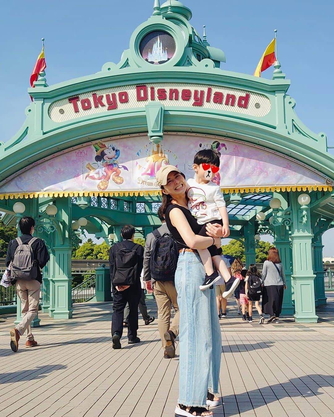 大橋夏菜のインスタグラム：「この日は、 東京ディズニーランドは初めてのじいじと一緒に。  息子は、 乗り物はじいじと乗る！ と、言っているだけだと思ったら本当にそのとおりで。 手がはなれいつもより楽だったけど、キラキラの笑顔を隣で見られないのはちょっと寂しい。 複雑な親心。  大好きなディズニーランドに大好きなじいじと一緒に行くことができて大満足の息子。 よかったよかった✨  #東京ディズニーランド #息子とじいじと #思い出いっぱい #キャッスルカルーセルだけ一緒に乗ってくれた」