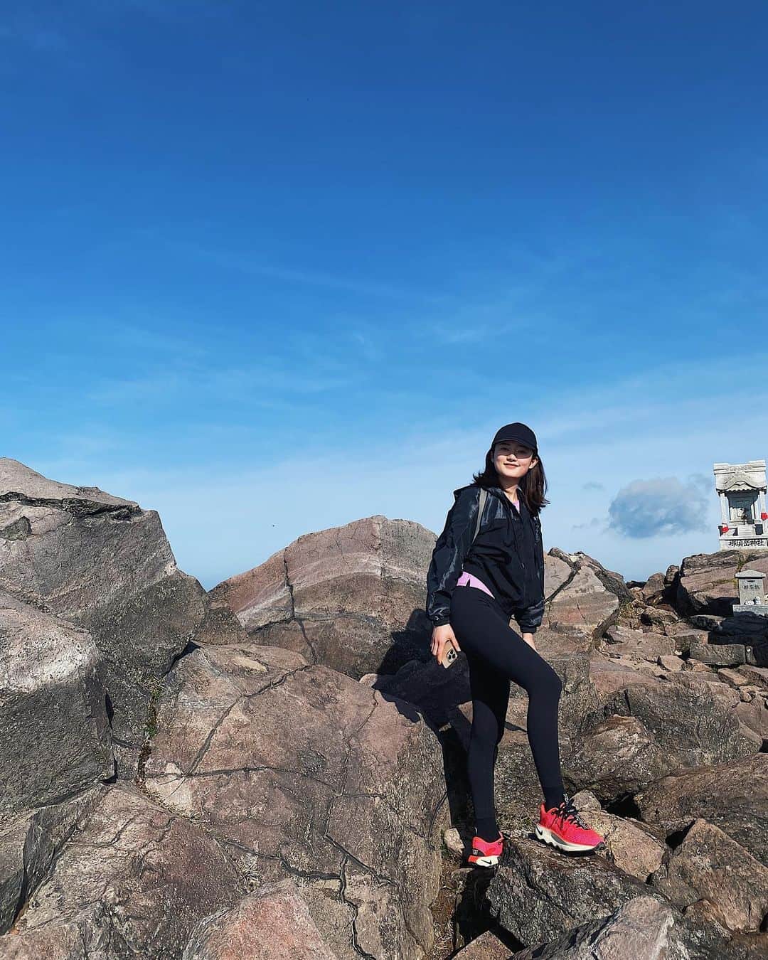 椎名美月さんのインスタグラム写真 - (椎名美月Instagram)「⛰️☀️🪐🧗‍♀️☁️🥾  登り切れた達成感。 最高の見晴らしでした！⛅️  #茶臼岳 #朝日岳 #三本槍岳  （次は登山靴で行きたい！🥾でもクッション性あるので助かった😇）」5月22日 9時56分 - mitsuki__shiina