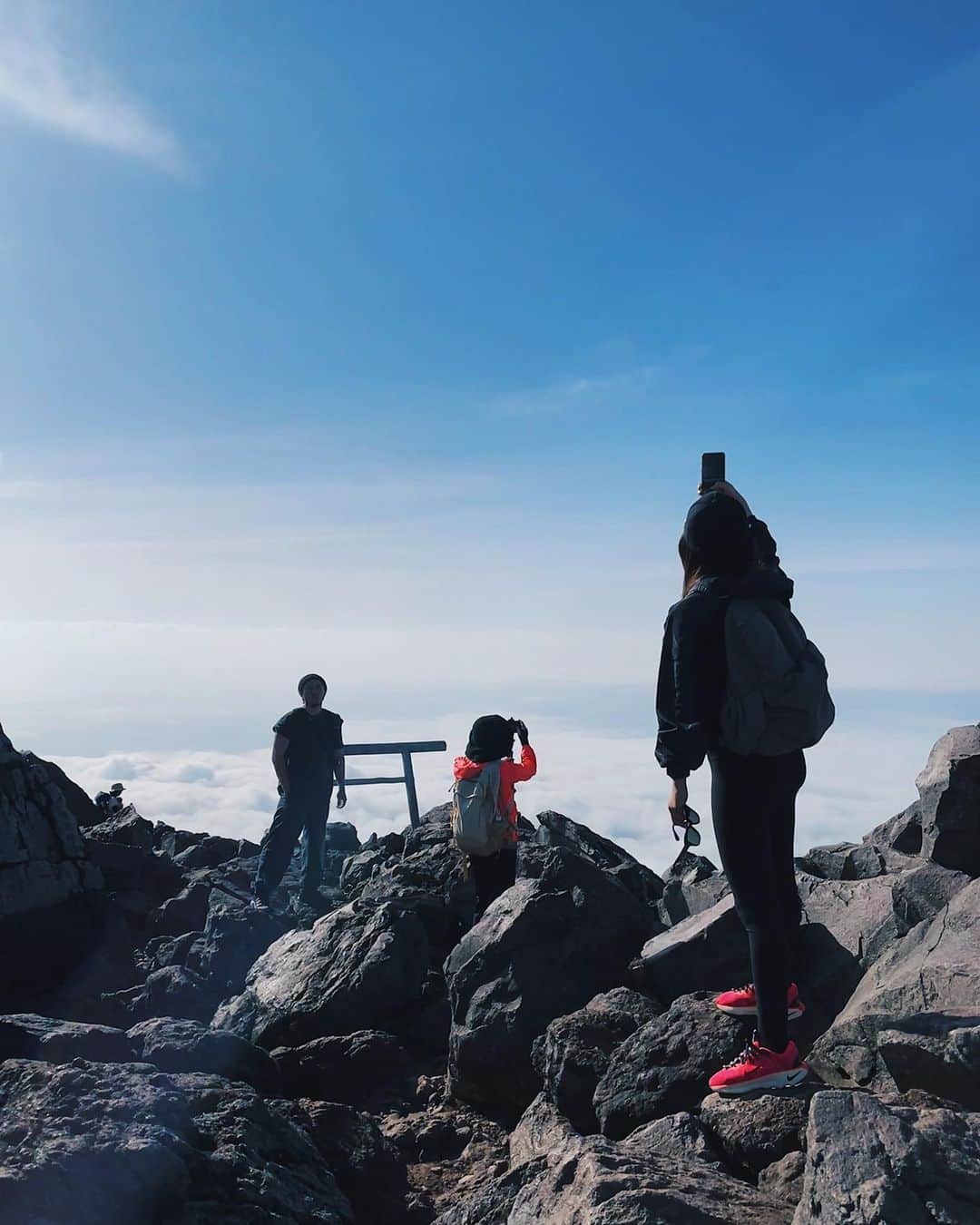 椎名美月さんのインスタグラム写真 - (椎名美月Instagram)「⛰️☀️🪐🧗‍♀️☁️🥾  登り切れた達成感。 最高の見晴らしでした！⛅️  #茶臼岳 #朝日岳 #三本槍岳  （次は登山靴で行きたい！🥾でもクッション性あるので助かった😇）」5月22日 9時56分 - mitsuki__shiina