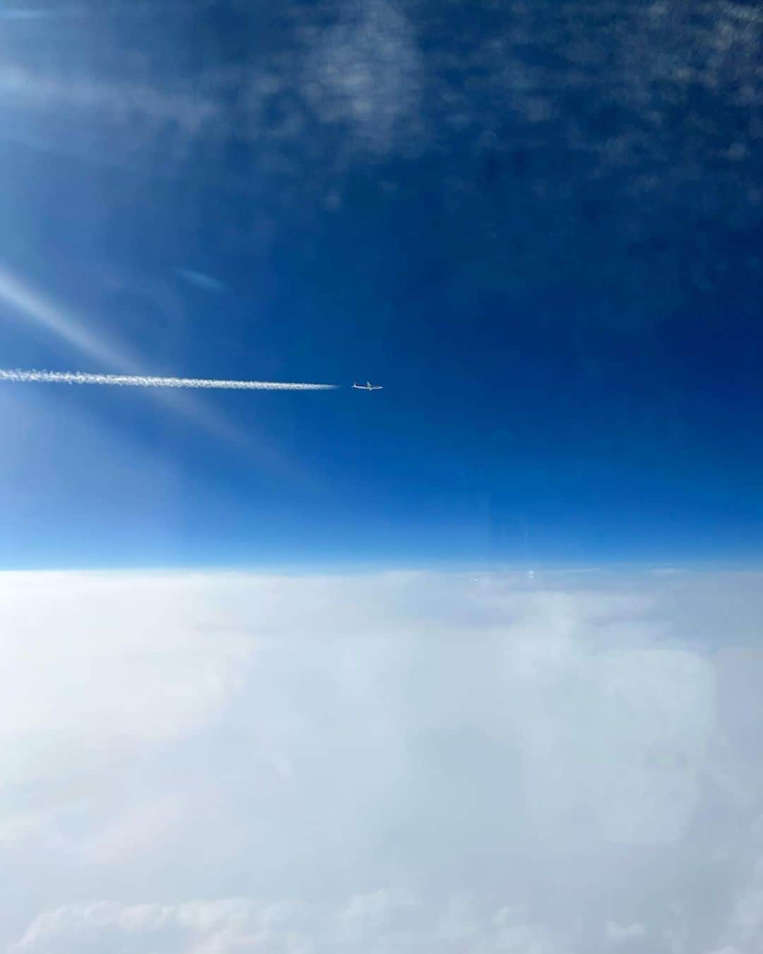 ゆりのちゃんさんのインスタグラム写真 - (ゆりのちゃんInstagram)「♡ . . . フライト中ほぼ寝てるけど. タイミングよく起きてたらいろんな景色見れた🩵 . . . . #飛行機から見えた飛行機 . #flight #trip #fujimountain  #scenery #plane #picture  #cameras  #japan」5月22日 9時48分 - yurinochann
