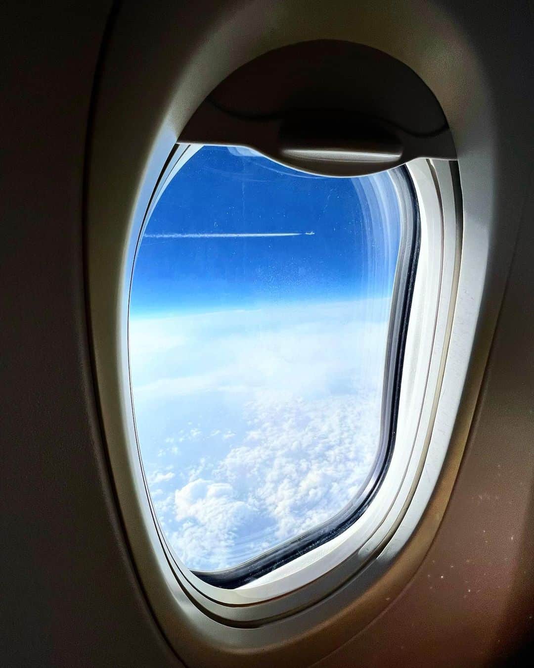ゆりのちゃんのインスタグラム：「♡ . . . フライト中ほぼ寝てるけど. タイミングよく起きてたらいろんな景色見れた🩵 . . . . #飛行機から見えた飛行機 . #flight #trip #fujimountain  #scenery #plane #picture  #cameras  #japan」