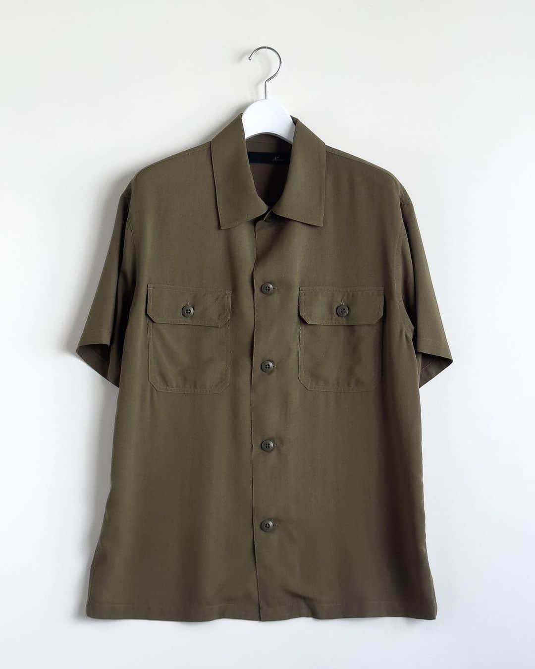 マージンさんのインスタグラム写真 - (マージンInstagram)「[ t/r twill utility shirts s/s ]  レーヨンがもつ落ち感とシワになりくいイージーケア対応素材のユーティリティポケットシャツ  size: 44.46.48  color: ivoly / black / olive / navy  material: rayon 85% , polyester 15%  product code: 2321-007  プロフィールのショップURLへ→ . . . . #magine #mensfashion #メンズファッション #真夏コーディネート #コーディネート #トレンドコーデ #半袖シャツ」5月22日 9時51分 - magine_official
