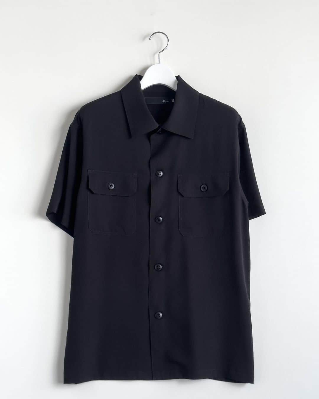 マージンさんのインスタグラム写真 - (マージンInstagram)「[ t/r twill utility shirts s/s ]  レーヨンがもつ落ち感とシワになりくいイージーケア対応素材のユーティリティポケットシャツ  size: 44.46.48  color: ivoly / black / olive / navy  material: rayon 85% , polyester 15%  product code: 2321-007  プロフィールのショップURLへ→ . . . . #magine #mensfashion #メンズファッション #真夏コーディネート #コーディネート #トレンドコーデ #半袖シャツ」5月22日 9時51分 - magine_official