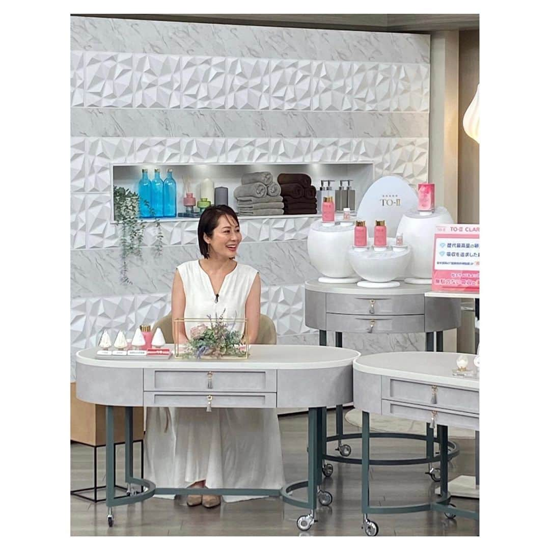 藤井美加子さんのインスタグラム写真 - (藤井美加子Instagram)「✴︎ 5/20（土）QVCにて 全身美容の卵殻膜配合サプリメント『TO-Ⅱ CRARITY』  この日私は初めてのOAでした🥚🐣  QVC生放送はいつだって独特の緊張感があるけどこの日は更に特別でした。  おっちょこちょいな私が何かやらかしたりしないか？平気なふりして不器用な私だけど、素晴らしい商品をみなさまに“楽しく“お伝えしたい！！の思いで本番を迎えましたが…  できた、、、、、の？ かな？？？？  私の言葉不足はまだまだ勉強するところではありますが、スタッフさんの手厚いフォローと、ご一緒した全ての方に支えていただき、2回のデビュー戦を無事終えることができました🤍  1回目のお衣装はヌーディピンク 2回目は白のロングだったので（全身写真撮り忘れ） ヘアーを少しタイトにしていただきました。 とても素敵なお衣装をご用意いただき メイクもさすがプロの手を実感しました🖐️✨  ご視聴くださったかた ご購入くださったかた 応援してくださった 皆さまにありがとうございました。 愛を込めて🫶  #新しい挑戦 #qvc  #アルマード #to2  #美肌色マイスター #美肌エキスパート #三木美加子」5月22日 9時51分 - mikako_miki