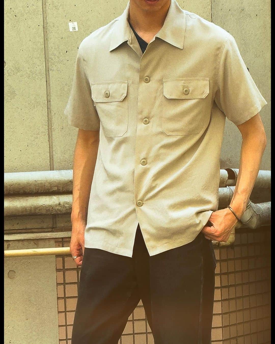 マージンのインスタグラム：「[ t/r twill utility shirts s/s ]  レーヨンがもつ落ち感とシワになりくいイージーケア対応素材のユーティリティポケットシャツ  size: 44.46.48  color: ivoly / black / olive / navy  material: rayon 85% , polyester 15%  product code: 2321-007  プロフィールのショップURLへ→ . . . . #magine #mensfashion #メンズファッション #真夏コーディネート #コーディネート #トレンドコーデ #半袖シャツ」