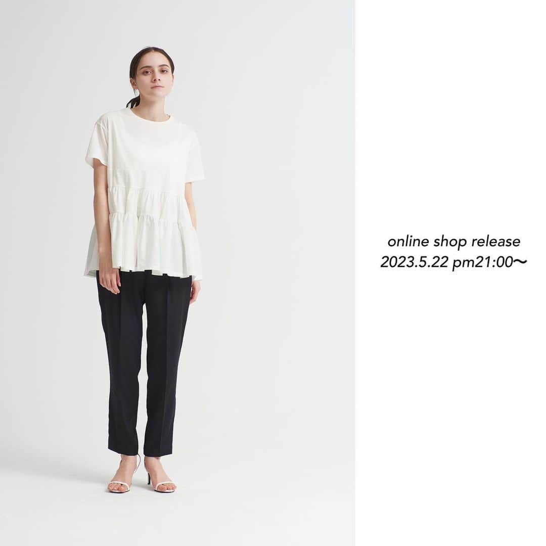 yoriのインスタグラム：「*online shop release*  今夜5/22 pm21:00〜 SPOT商品が 入荷致します！  詳細は商品ページを ご覧ください。  #ヘムフリルボーダーカットソー  #ギンガムショートパフブラウス #ミックスツイードブラウス #ランダムティアードハーフスリーブ  #yori_japan」