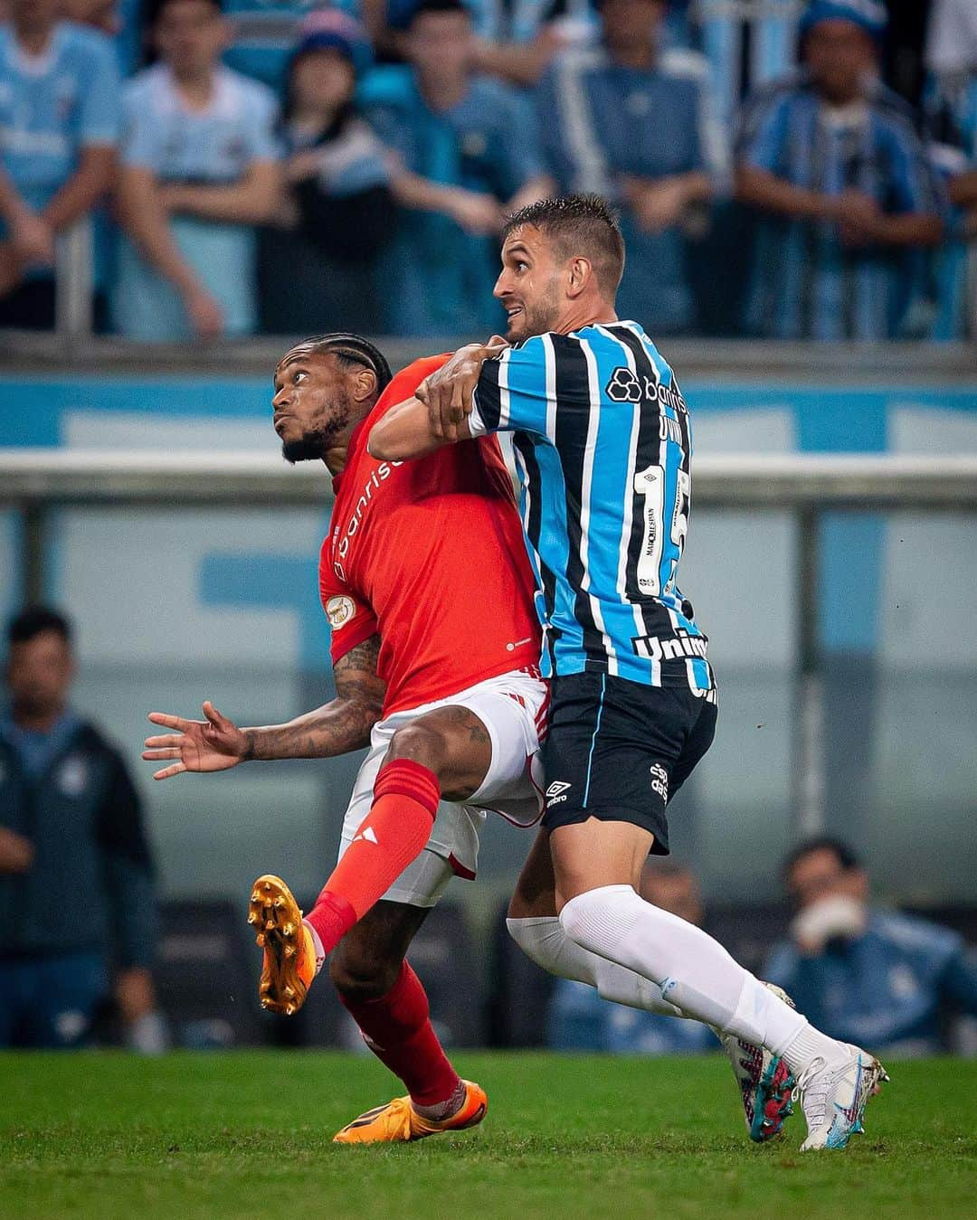 ブルーノ・ウビニさんのインスタグラム写真 - (ブルーノ・ウビニInstagram)「Noite mágica, vitória no GREnal, e festa da torcida na Arena, obrigado pelo apoio, seguimos juntos. #Imortal @gremio 🔵⚫️⚪️」5月22日 10時04分 - brunouvini