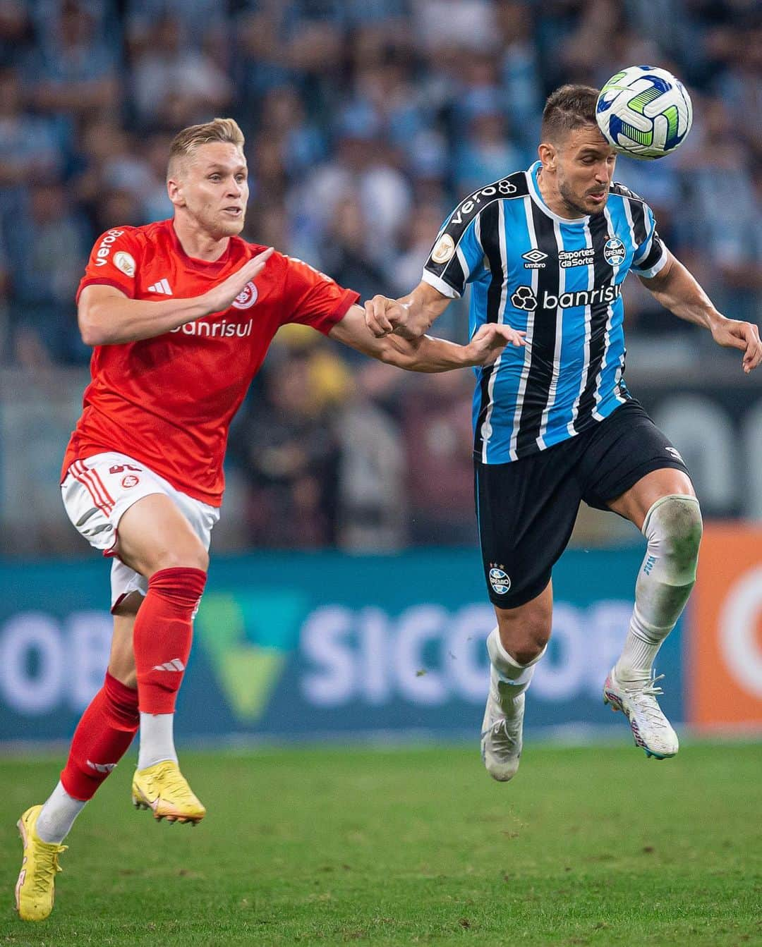 ブルーノ・ウビニさんのインスタグラム写真 - (ブルーノ・ウビニInstagram)「Noite mágica, vitória no GREnal, e festa da torcida na Arena, obrigado pelo apoio, seguimos juntos. #Imortal @gremio 🔵⚫️⚪️」5月22日 10時04分 - brunouvini