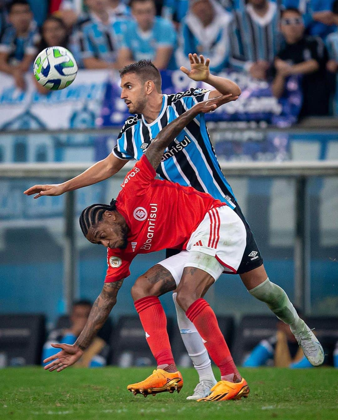 ブルーノ・ウビニのインスタグラム：「Noite mágica, vitória no GREnal, e festa da torcida na Arena, obrigado pelo apoio, seguimos juntos. #Imortal @gremio 🔵⚫️⚪️」