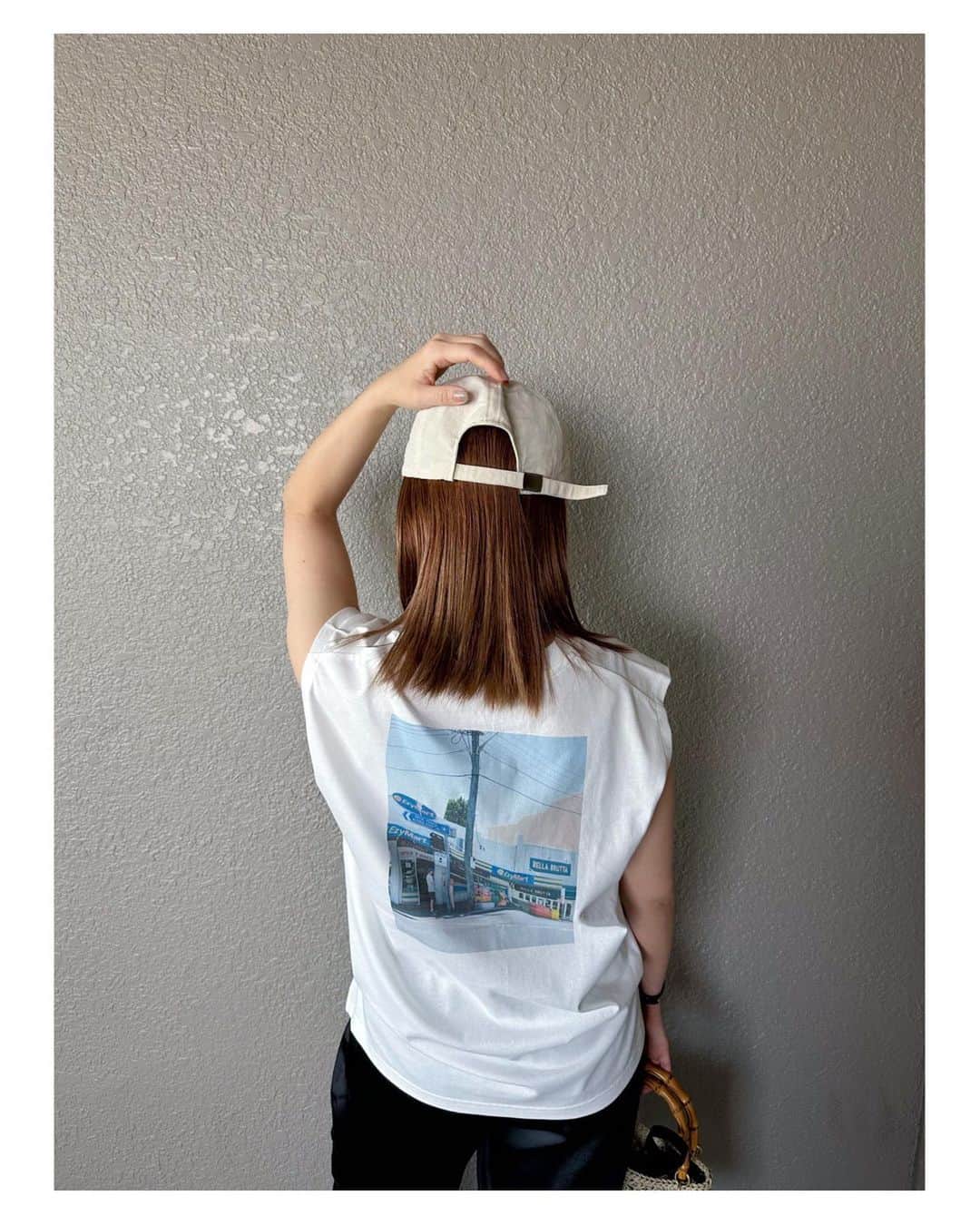 高山直子さんのインスタグラム写真 - (高山直子Instagram)「夏〜🌻 前も後ろも可愛いカットソー @nobukikawaharazaki さんのフォトT🌴 やっと着られる気温になって最高です☀️  #EiiS」5月22日 10時00分 - nao_70koro