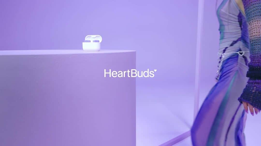 ソフトバンクセレクションのインスタグラム：「HeartBudsは4月28日より韓国でも販売開始しました。素敵なCMをご覧ください。  出演　チェ・イェナ　奥野壮  #HeartBuds #ハートのイヤホン #SoftBank #ソフトバンク #SoftBankSELECTION #ソフトバンクセレクション」