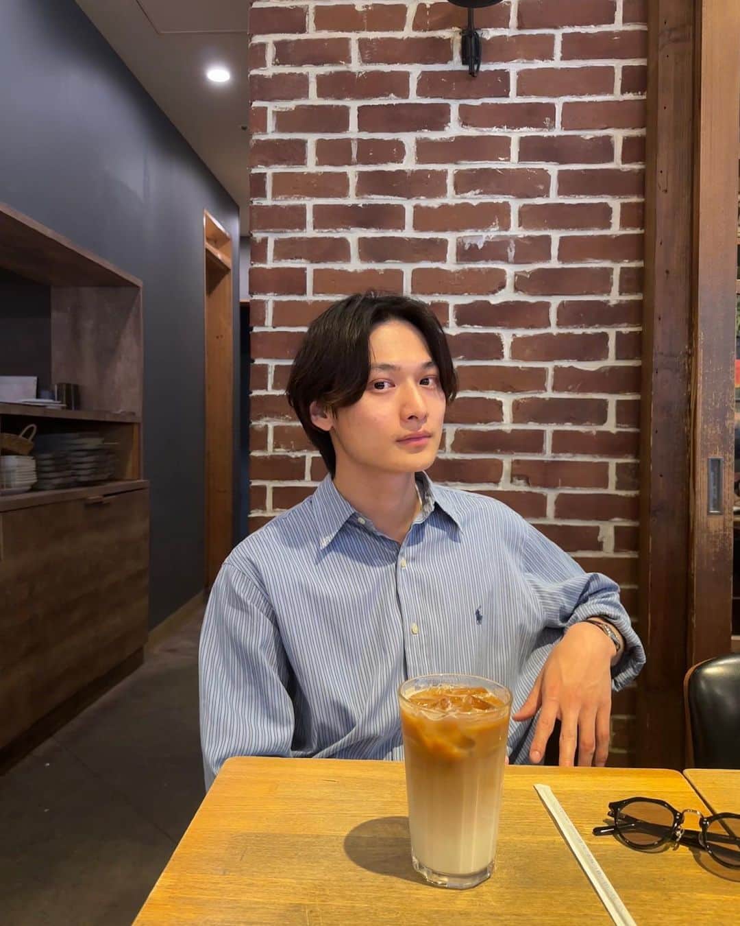 のインスタグラム：「久しぶりに下北沢の古着屋さんで購入したラルフローレンのシャツ着ました☺︎ 暑くなってきて今年の夏何着ようか迷ってます😂  今週も頑張りましょう🙃  #ootd #cafe」
