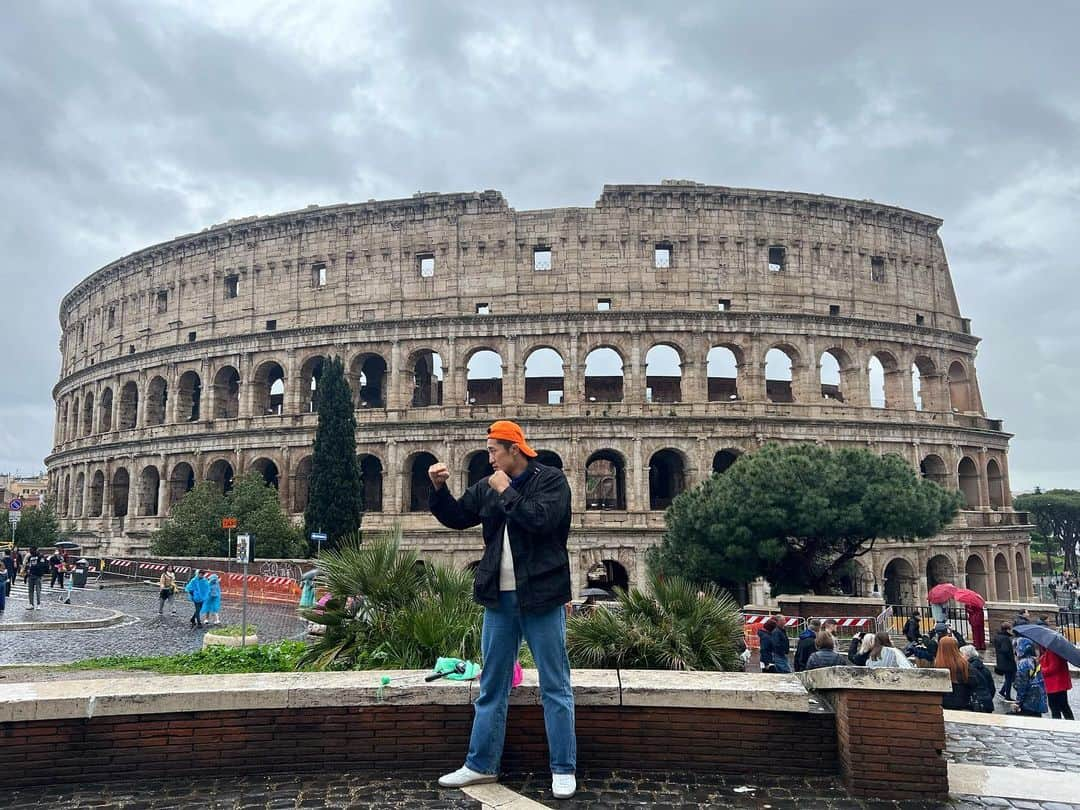 キム・ドンヒョンのインスタグラム：「#rome #colosseum」