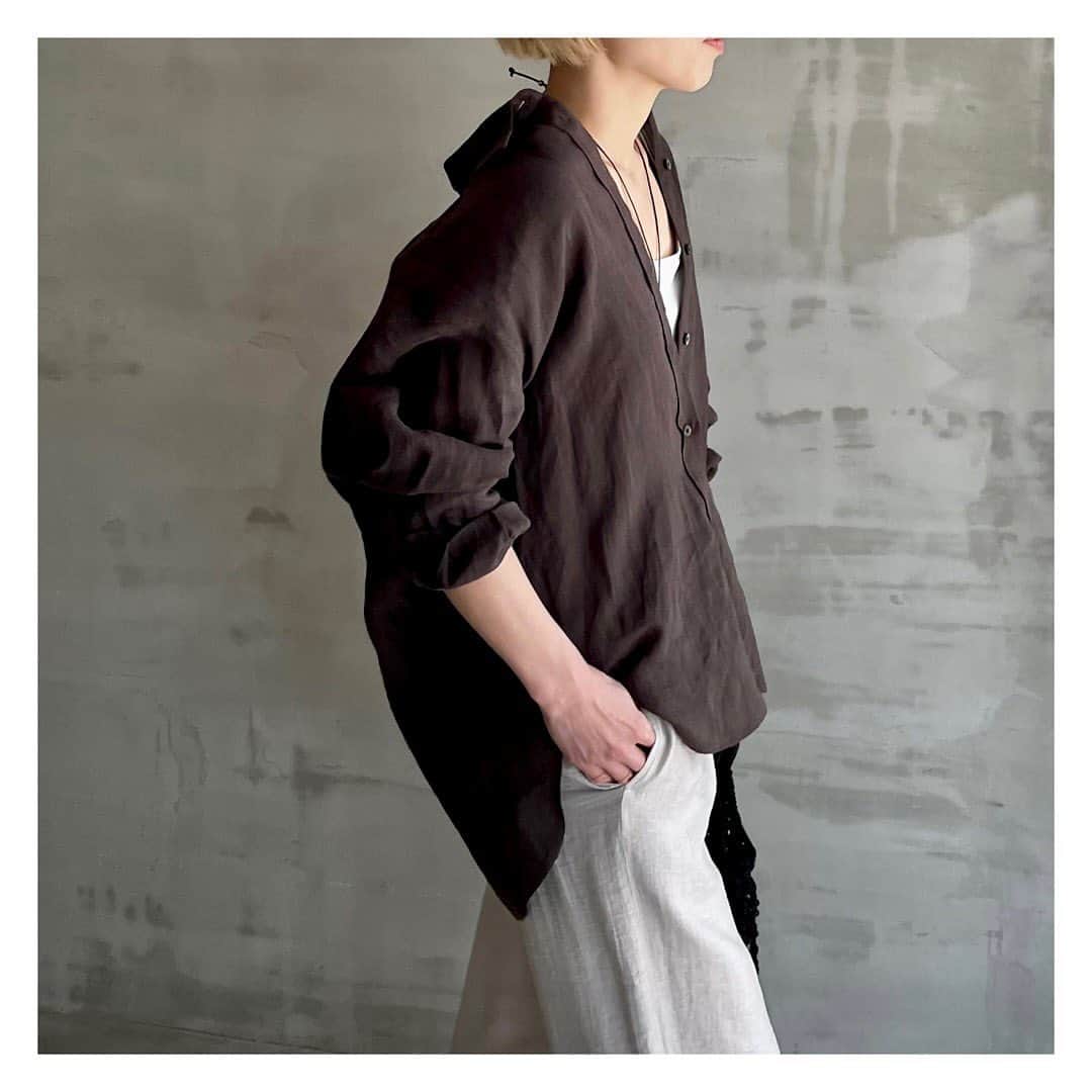 エリオポールのインスタグラム：「2023 Summer Collection   Shirt  22.000yen / HÉLIOPÔLE   Ref: 13003040036HN Color: White. Khaki. Brown Siz: 38  Pants  22.000yen / HÉLIOPÔLE   Ref: 13003060066HN Color: Gray. Navy Siz: 36. 38  店舗にてお電話による通販対応も承っております。  HELIOPOLE代官山店  03 3770 6438  HELIOPOLE 札幌店  011 209 5455  HELIOPOLE 広島店  082 542 7033   @heliopole_official #HELIOPOLE  #エリオポール」