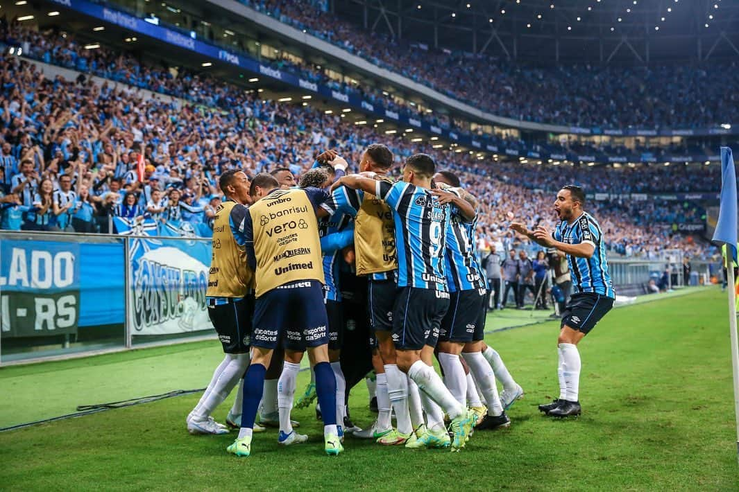 ファビオ・ペレイラ・ダ・シウヴァのインスタグラム：「Vitória número 2 no GREnal, dessa vez pelo campeonato brasileiro.  Continuamos o trabalho equipe 🇧🇼  📸 @lucasuebel」