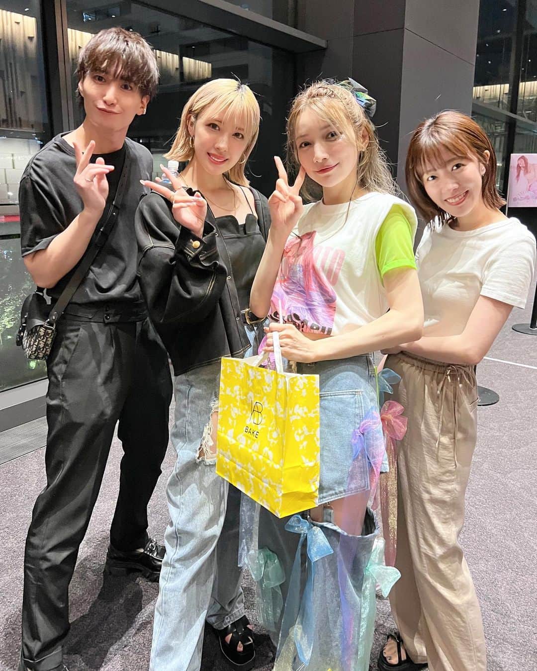 夏焼雅のインスタグラム：「💖💖💖💖💖💖💖 一生憧れの大大先輩🫶🏻✨✨✨ 後藤真希ｻﾏのライブにご招待して 頂きました🥹💖💖💖  もうテンションブチ上がりすぎて 大変っっっっっ!!!❤️‍🔥 歌ってほしいなぁ〜って思っていた楽曲が盛りだくさんだし、 私が小学生の頃に後藤さんのバックダンサーとして踊っていた 曲とかもあったりして、もう感動とエモさと。。 とにかく胸熱でした🥹💖💕💓🩷  まだ昨日の余韻に浸ってるとこ🫠🩵🫧 ライブ終わりの忙しい時間に お写真まで撮ってくださって♡🥹 昔と変わらず久しぶり〜👐🏻💕って 声をかけてくれたのも嬉しすぎました💕 お会いできて本当にうれしかったです🥹 ハロプロは偉大だぁぁ〜💓💓💓  りょんりょんの振り付けやっぱ 好きだなぁ〜🥹💖 かっこよかった！！ またみやもりょんりょんに振り付け お願いしたいな〜💕💕 @ryon2r2 ✨  #後藤真希　様🩷 #後藤真希live2023  #盛り上がるしか !? #ハロプロ」