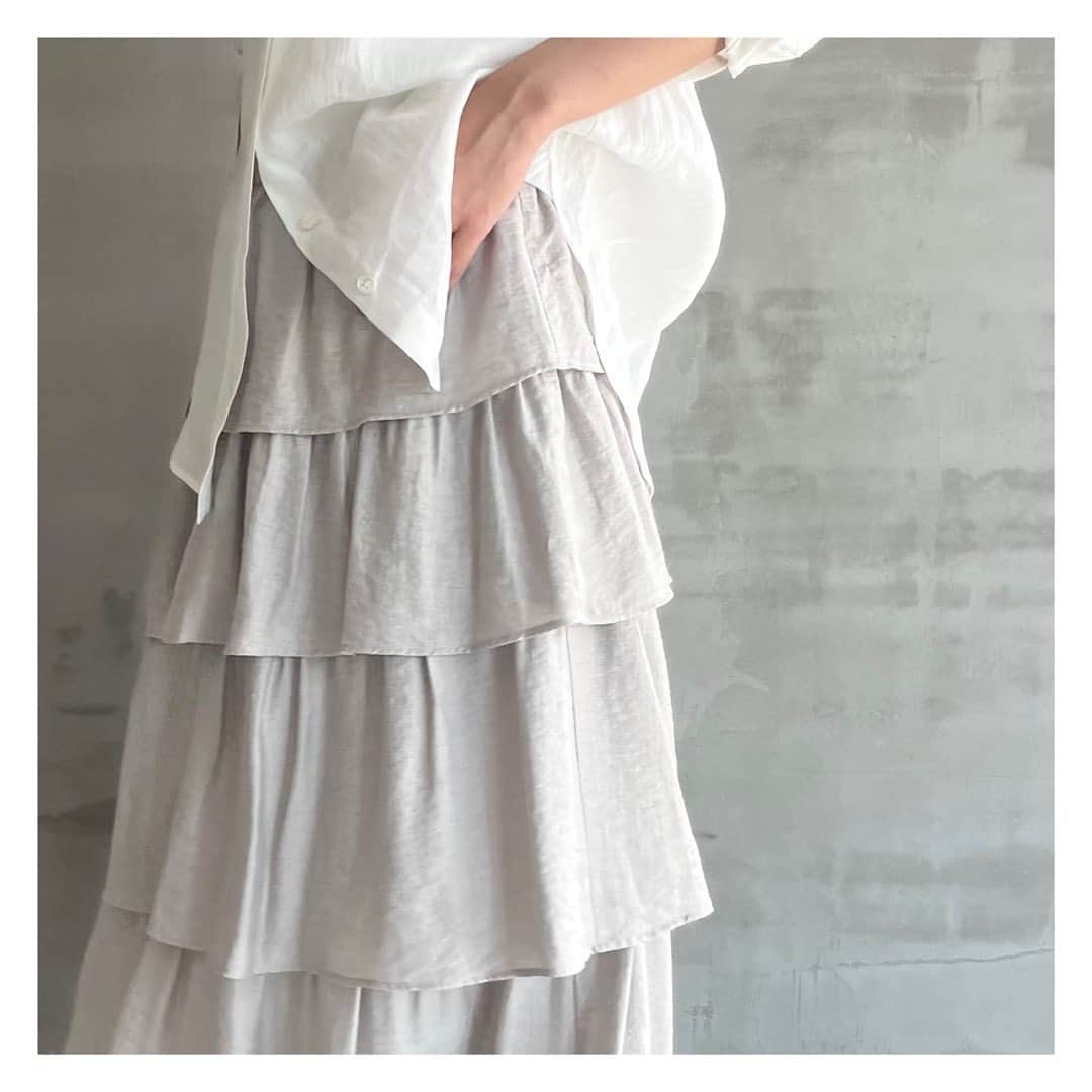 エリオポールのインスタグラム：「2023 Summer Collection  Skirt  26.400yen / HÉLIOPÔLE   Ref: 13003059067HN Color: Gray. Navy Siz: 36.38  Shirt  22.000yen / HÉLIOPÔLE   Ref: 13003040036HN Color: White. Khaki. Brown Siz: 38  店舗にてお電話による通販対応も承っております。  HELIOPOLE代官山店  03 3770 6438  HELIOPOLE 札幌店  011 209 5455  HELIOPOLE 広島店  082 542 7033   @heliopole_official #HELIOPOLE  #エリオポール」