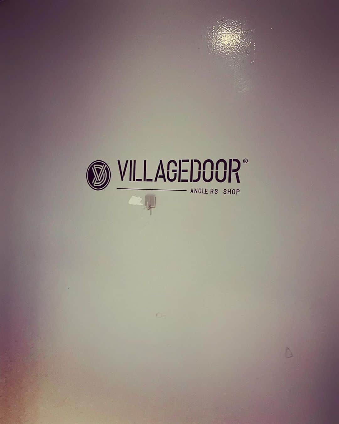 のインスタグラム：「. I♡VILLAGEDOOR  思いっきりbassfishingという遊びの世界に没頭するアングラーの憩いの場🎸  ええやんかぁ  #VILLAGEDOOR #ヴィレッジドアー #bassfishing #fishing #釣り #バスフィッシング #バス釣り #ビッグベイト #釣具屋」