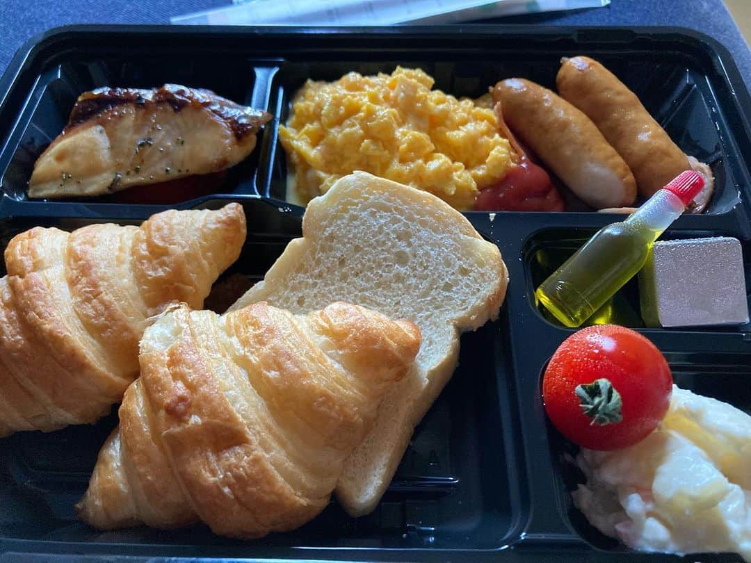 佐伯日菜子のインスタグラム：「ある日の #朝ごはん  #お弁当  #ロケ弁  #美味しい  #ありがたい  子供達が行ってた保育園も幼稚園も給食で、それが献立も色々考えて下さってたり、お誕生月にはお楽しみ給食があったりと「食」＝楽しい、美味しい、幸せ。 みたいなものを考えて下さっていた。 小学校になるとお弁当…そこから高校まで。 毎日ではないけどこれが結構大変だったなぁ。 一度作り終えたお弁当を蓋を開けて冷ましていたらひっくり返してしまって朝から泣いた。 毎日小さいメモにお手紙書いて入れてたな。 だから早くから（早くなくても）ご飯を作って下さる方には心からの感謝と尊敬しかない。 ちなみにパンの横のハチミツかと思ったらオリーブオイルだったよ。」