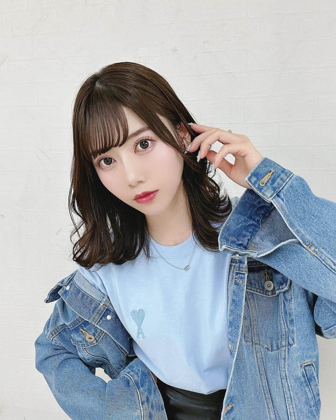 白瀬乃愛のインスタグラム：「・ みずいろしか勝たん🪞        #Instalike #dailylook #Japanesegirl #Japaneseidol #asiangirls #selca #selfie #l4l #followme #春コーデ #デニム #idol #アイドル #ヘアアレンジ #偶像 #寫真 #拍攝 #tシャツ #自撮り女子 #ami #amiparis #巻き方 #今日のコーデ #粉我 #아이돌  #ไอดอล #셀카  #셀카그램 #덕질」
