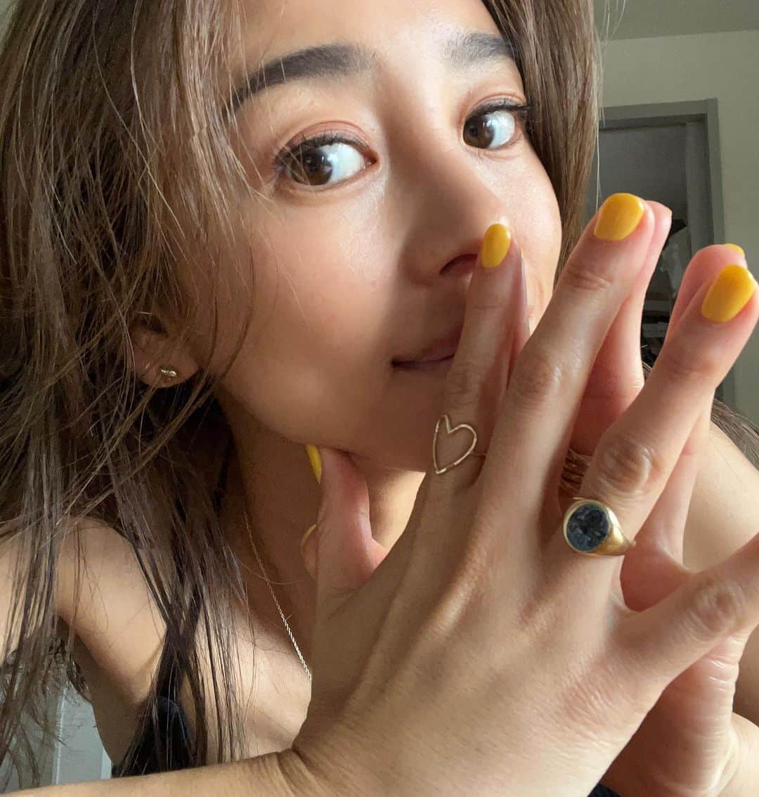 大桑マイミのインスタグラム：「ネイルのカラーチェンジ✨ イエローでも色々ありますがこのイエローが好き💛　新色カラーです。 @salonbdaikanyama  でお願いしてましす。  睫毛もパサッと🖤すっぴん 楽です。ボリュームに感謝。  今日は朝からバタバタです。 やりたい事45%の状態で家をでてきました。。。新しい一週間気持ちをきりかえていくぞっ。  ネイル可愛から気分あがる☀️ なかなか単純☝️✨」