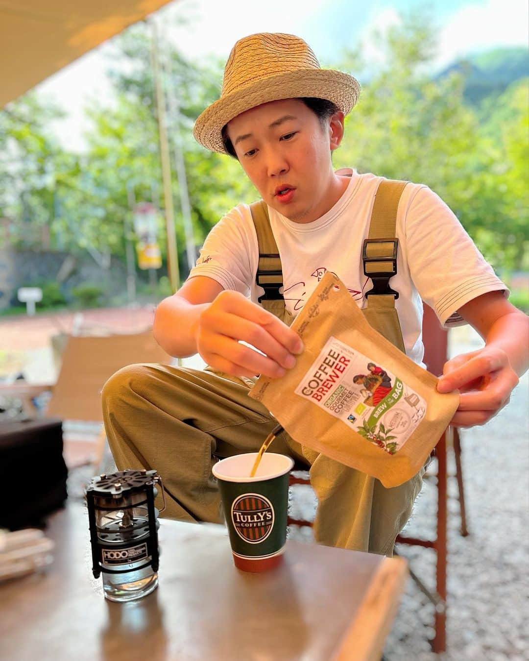 金子貴俊のインスタグラム：「今回お邪魔したのは #御坂路さくら公園オートキャンプ場  春にオープンしたばかりで綺麗でとても良かった〜。 キャンプの朝食はコーヒーからスタート！ #coffeebrewer でお手軽にコーヒー！ 気軽にコーヒーを楽しみたい時にこれは袋にお湯を入れるだけで簡単で便利！ 朝食は娘のリクエストで定番#ホットサンド 定番のハムチーズホットサンドから、 前日のカレーも挟んでチーズカレーホットサンドやゴルゴンゾーラやミモレットなど4種類のチーズにハチミツをかけたハニーチーズホットサンド、チョコバナナホットサンドと色々作ってみました。 食後はキャンプ場の山の展望台へ散策。 チェックアウトも12時ということでゆっくりまったり午前中を満喫！ 充実したキャンプを過ごせて家族もわたしも大満足！また、こちらのキャンプ場にお邪魔する事は確定ですね！  #キャンプ#カネコcamp #バンコン#キャンピングカー#ホットサンド」