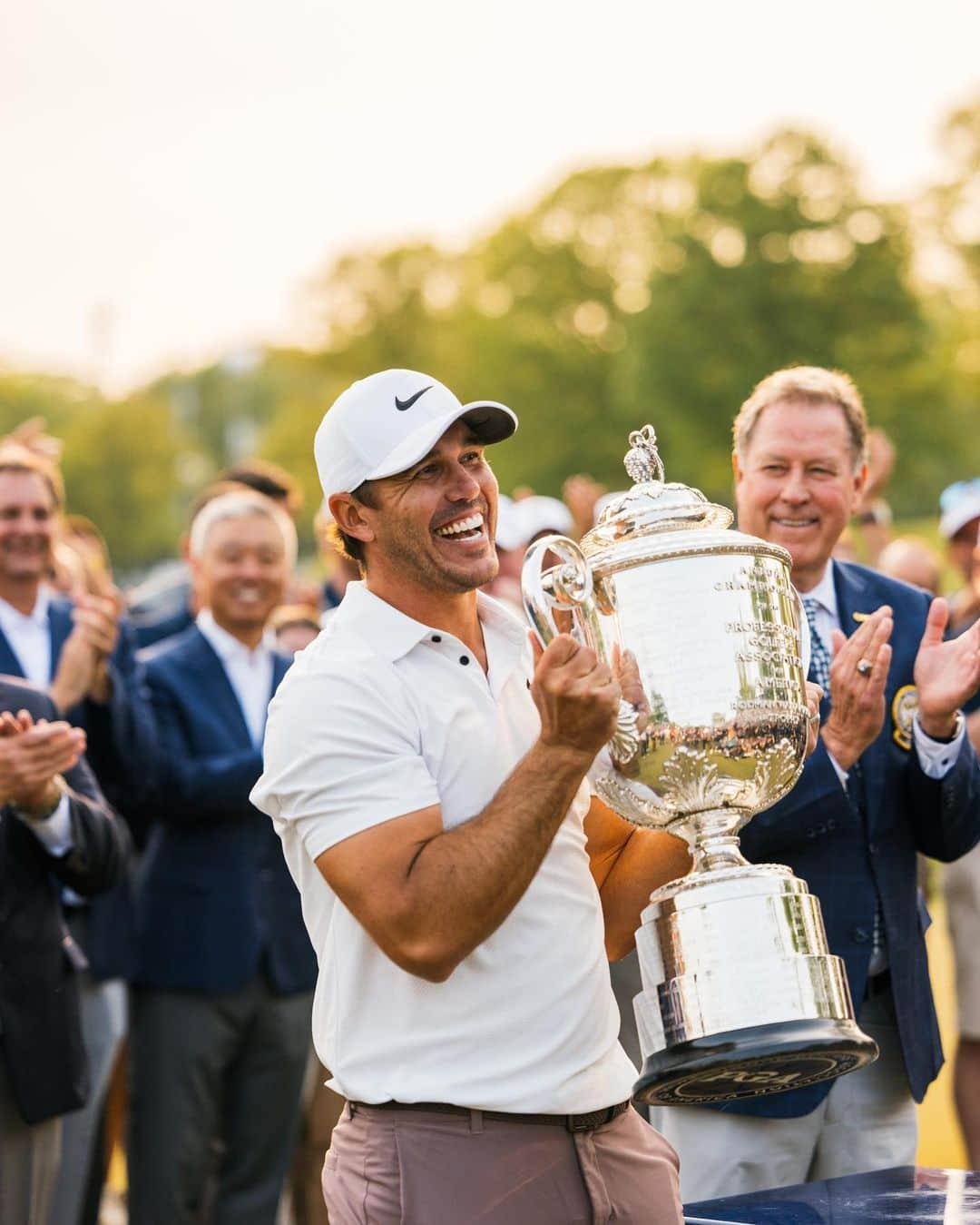 ブルックス・ケプカのインスタグラム：「@BKoepka lifting weight 🏆  #PGAChamp」