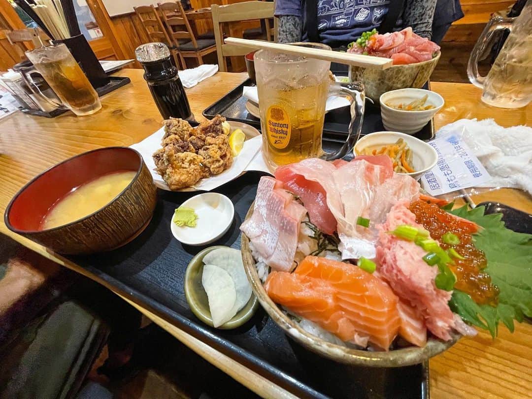 HASSYさんのインスタグラム写真 - (HASSYInstagram)「【関東遠征】 釣り後のハッシー会の懇親会は、「ととき」様へお邪魔しました🙇‍♂️  ハッピーセット大盛り‼️ 最高に美味しかった🫶  失礼極まりない笑いを提供しながらも、心優しい皆さま❤️  お腹捩れるぐらい笑いました。 皆んなほんと大好きです。 釣りで繋がる出会いに感謝🙏  ええやんかぁの輪‼️  #Megabass #メガバス #RYUGI #x_metal #bigfish1983 #bigfish #hungrybear #glitchoil  #MAGBITE #fishing #bassfishing #釣り #バス釣り #バスフィッシング #lurefishing #outdoor #nature #urbanfishing #淀川番長 #津久井湖 #津久井湖バス釣り #ええやんかぁ #ええやんかぁの輪」5月22日 10時24分 - hassy_upsetter