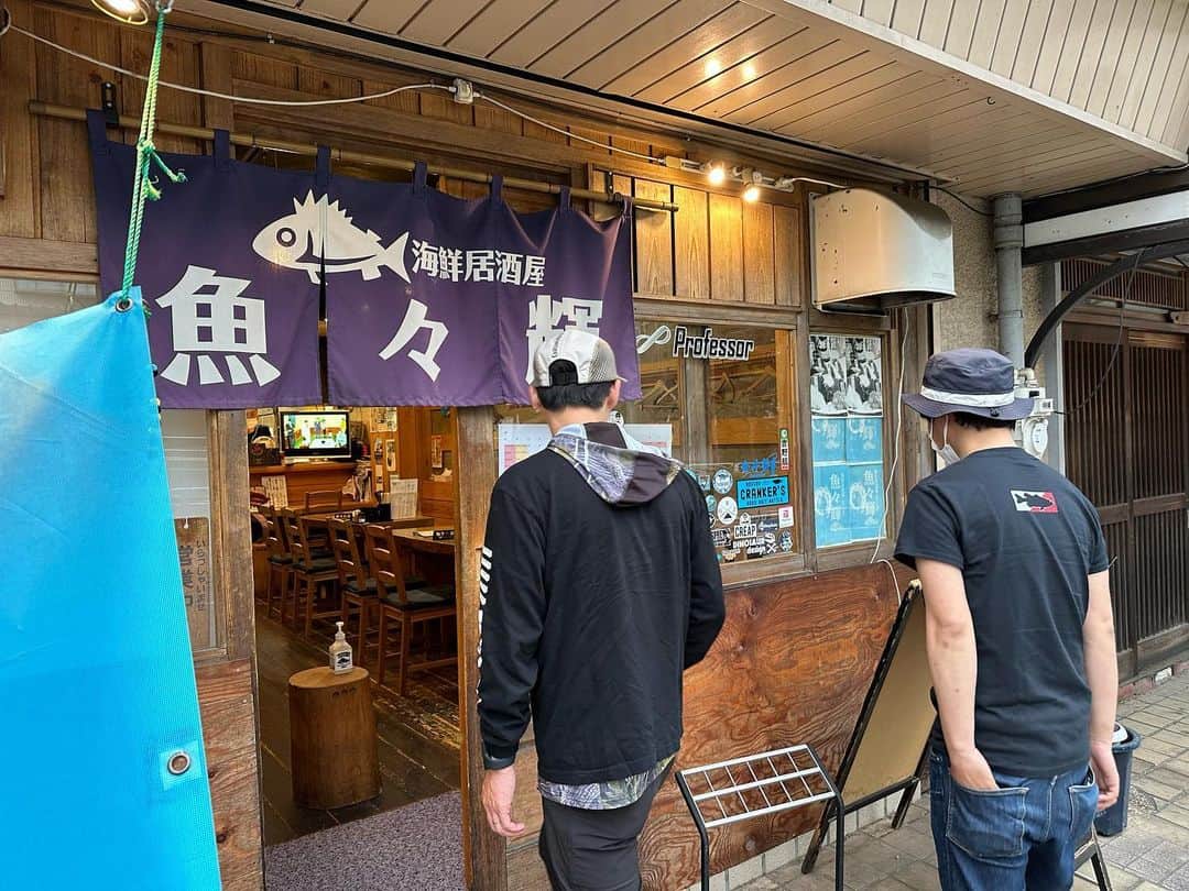 HASSYさんのインスタグラム写真 - (HASSYInstagram)「【関東遠征】 釣り後のハッシー会の懇親会は、「ととき」様へお邪魔しました🙇‍♂️  ハッピーセット大盛り‼️ 最高に美味しかった🫶  失礼極まりない笑いを提供しながらも、心優しい皆さま❤️  お腹捩れるぐらい笑いました。 皆んなほんと大好きです。 釣りで繋がる出会いに感謝🙏  ええやんかぁの輪‼️  #Megabass #メガバス #RYUGI #x_metal #bigfish1983 #bigfish #hungrybear #glitchoil  #MAGBITE #fishing #bassfishing #釣り #バス釣り #バスフィッシング #lurefishing #outdoor #nature #urbanfishing #淀川番長 #津久井湖 #津久井湖バス釣り #ええやんかぁ #ええやんかぁの輪」5月22日 10時24分 - hassy_upsetter