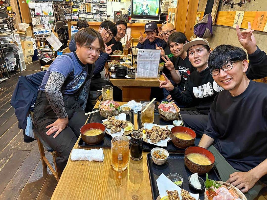 HASSYさんのインスタグラム写真 - (HASSYInstagram)「【関東遠征】 釣り後のハッシー会の懇親会は、「ととき」様へお邪魔しました🙇‍♂️  ハッピーセット大盛り‼️ 最高に美味しかった🫶  失礼極まりない笑いを提供しながらも、心優しい皆さま❤️  お腹捩れるぐらい笑いました。 皆んなほんと大好きです。 釣りで繋がる出会いに感謝🙏  ええやんかぁの輪‼️  #Megabass #メガバス #RYUGI #x_metal #bigfish1983 #bigfish #hungrybear #glitchoil  #MAGBITE #fishing #bassfishing #釣り #バス釣り #バスフィッシング #lurefishing #outdoor #nature #urbanfishing #淀川番長 #津久井湖 #津久井湖バス釣り #ええやんかぁ #ええやんかぁの輪」5月22日 10時24分 - hassy_upsetter