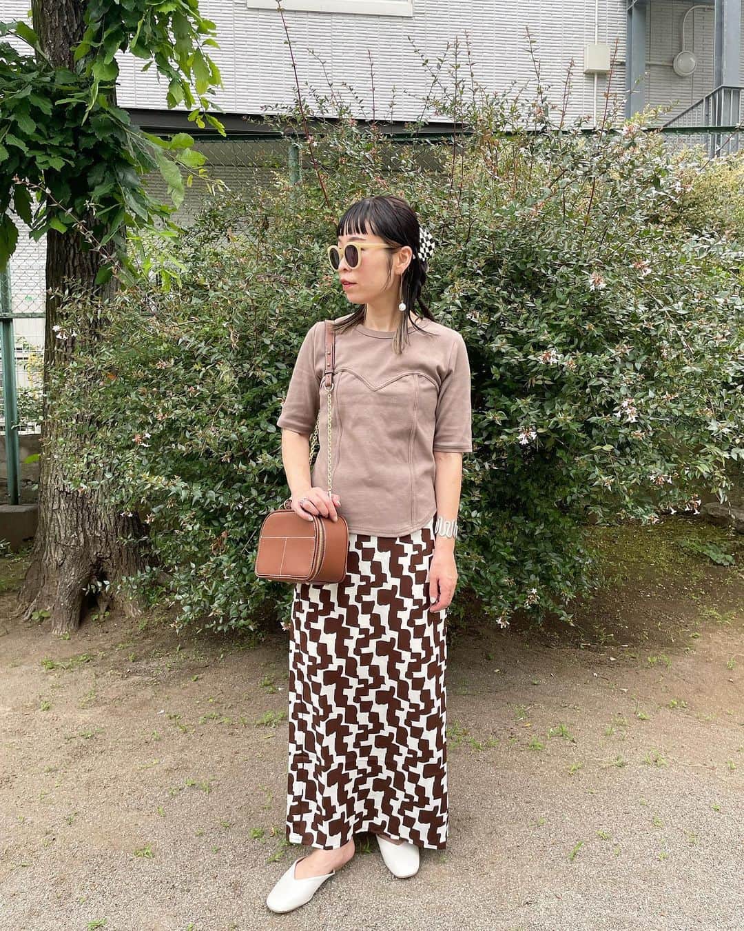 のインスタグラム：「． ★#ママコーデ　★  先週の#お仕事コーデ 🤎  トップスは#mivialoca  ビスチェ風のデザイン  ✔︎ ビスチェデザインTシャツ @mivialoca   ズボンでもスカートでもどちらでも あわせてやすい#tシャツ ❤︎  個性的のデザインの柄のスカートは #jbg で見つけたよ！ @select.shop.jbg  好きな柄❤︎  ✔︎#bag @randa_pic   #仕事コーデ #仕事服 #randa#ランダ #韓国ファッション #韓国コーデ  #韓国通販 #fashion #instafashion #zozotown #ゾゾタウン #ファッション #ファッションコーデ #tシャツコーデ  #SUMMERfashion #夏服コーデ #夏服  #夏コーデ #30代コーデ  #30代ファッション #アラフォーコーデ  #アラフォーママ」