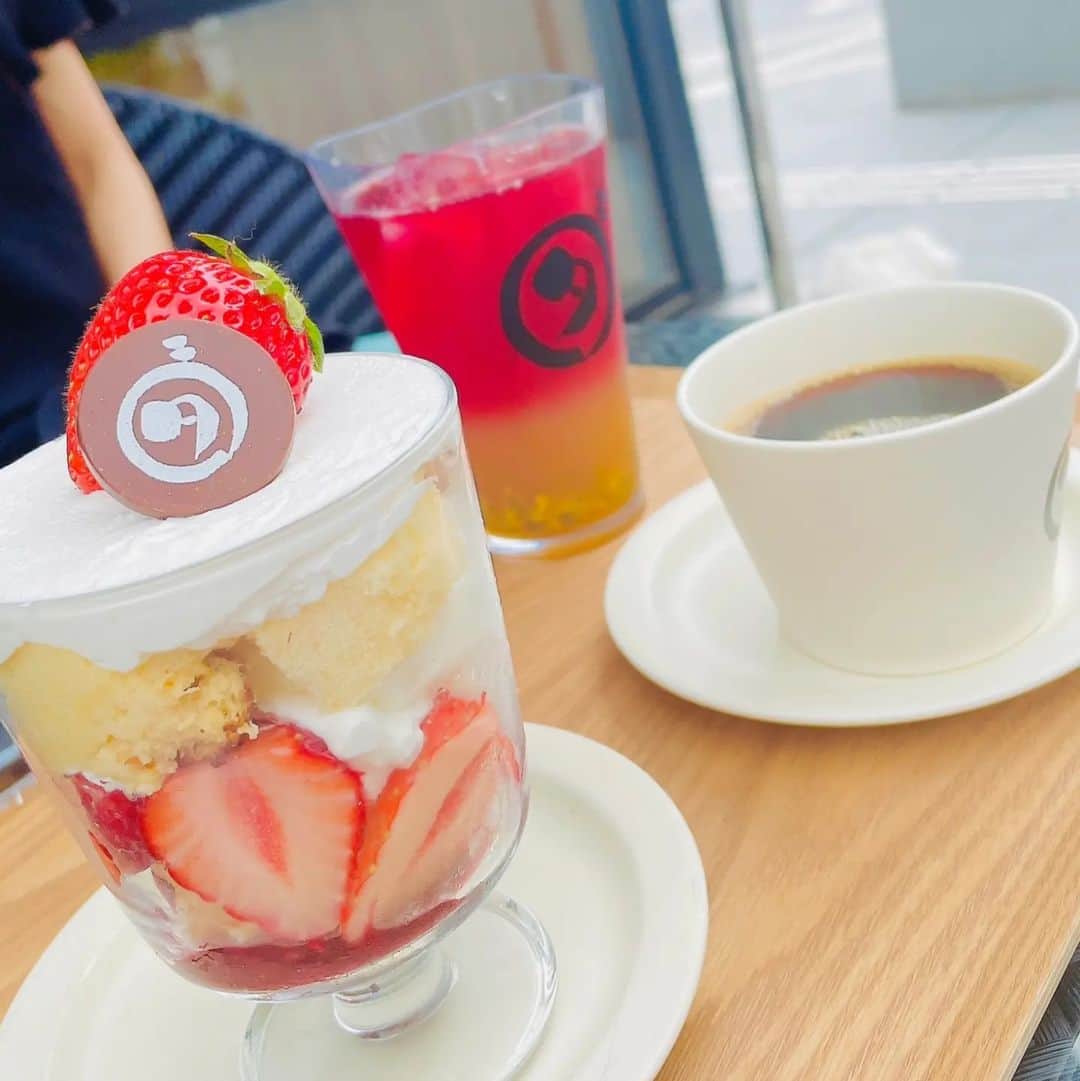 杉山由紀子のインスタグラム：「📍ダカフェ(恵比寿) 犬もテラスはOK🐾  あさちゃんと朝活♫ しらたまもーって言ってくれて連れてったら嬉しそう♡♡♡  いちごはもうすぐ終わりみたい👍👍👍 テラスでの朝活はほんと気持ちいいー✨  会話もうちらは宇宙系なので♡ ほんと楽しいstartだったー✨  #ダカフェ #ダカフェ恵比寿 #恵比寿 #恵比寿カフェ #朝活 #フルーツサンド #フルーツ #cafe #犬もOK #犬とカフェ  #犬カフェ #テラス #宇宙系 #考え方で物事かわる」
