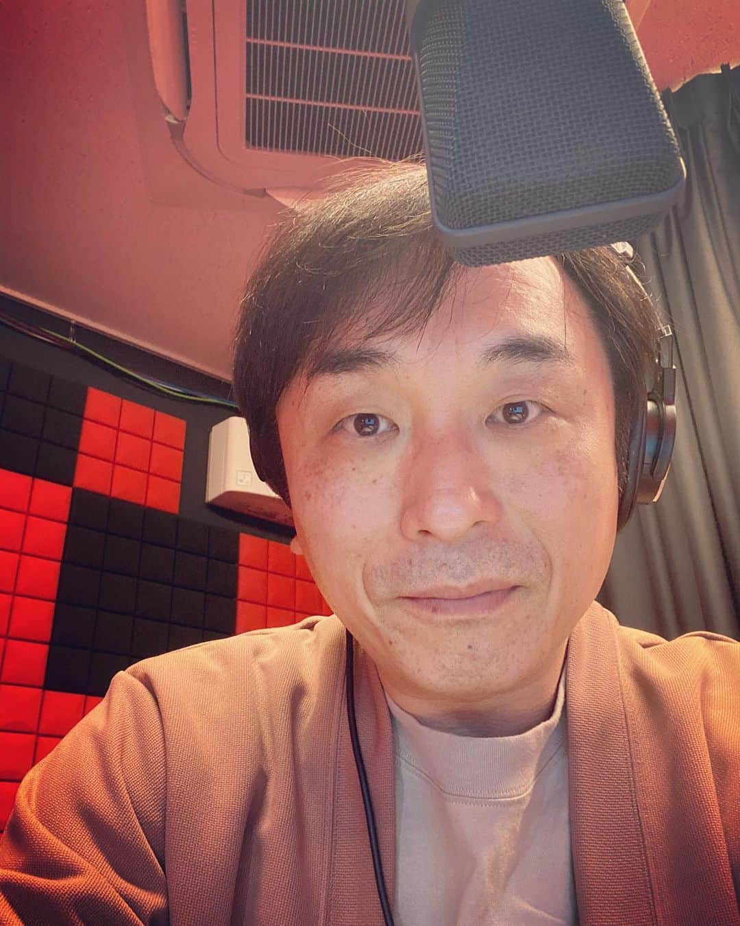 関智一のインスタグラム：「可愛いスタジオでナレーション収録しました♪ 楽しく読めましたよ〜」