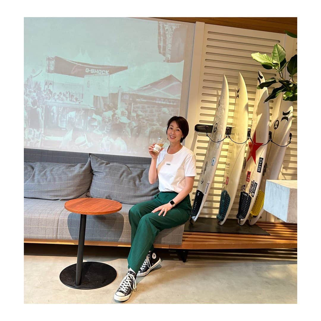 浦田聖子のインスタグラム：「． 家族で原宿Hurleyへ🏄‍♀️ 店内caffeもあり、ゆっくりアイテム☑️  @hurley  @hurley_jp   #hurley #beachlife  似合わないものにはハッキリ変と言ってくれる 娘stylistに写真撮ってもらいました😂👏」