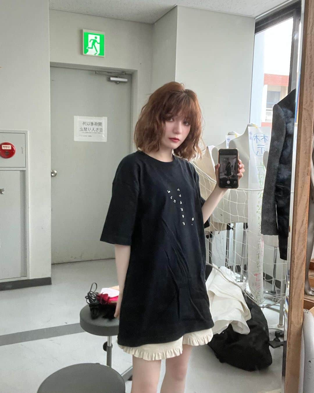 東海林クレア（くれたん）のインスタグラム：「最近流行りの撮り方してみた、、なんか、内カメやっぱり曇ってるよね…、？  私服はお気に入りの、上下めりーじぇにー。トップスは昔のだけど、ショートパンツは割と最近めのはず  ショー用のヘアメ完成直後のお写真です。  今週もがんばってこーーー。　☔️」