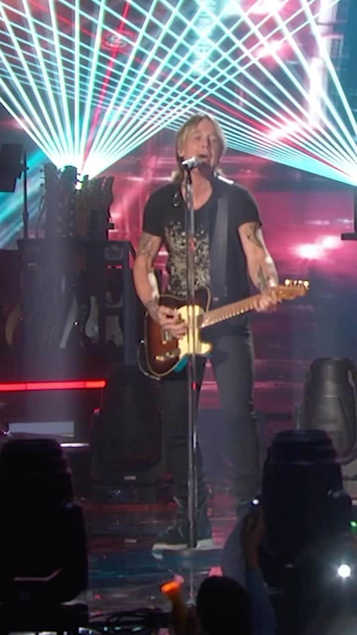 キース・アーバンのインスタグラム：「Former IDOL judge @keithurban makes the crowd go wild with “Wild Hearts”! ❤️‍🔥」