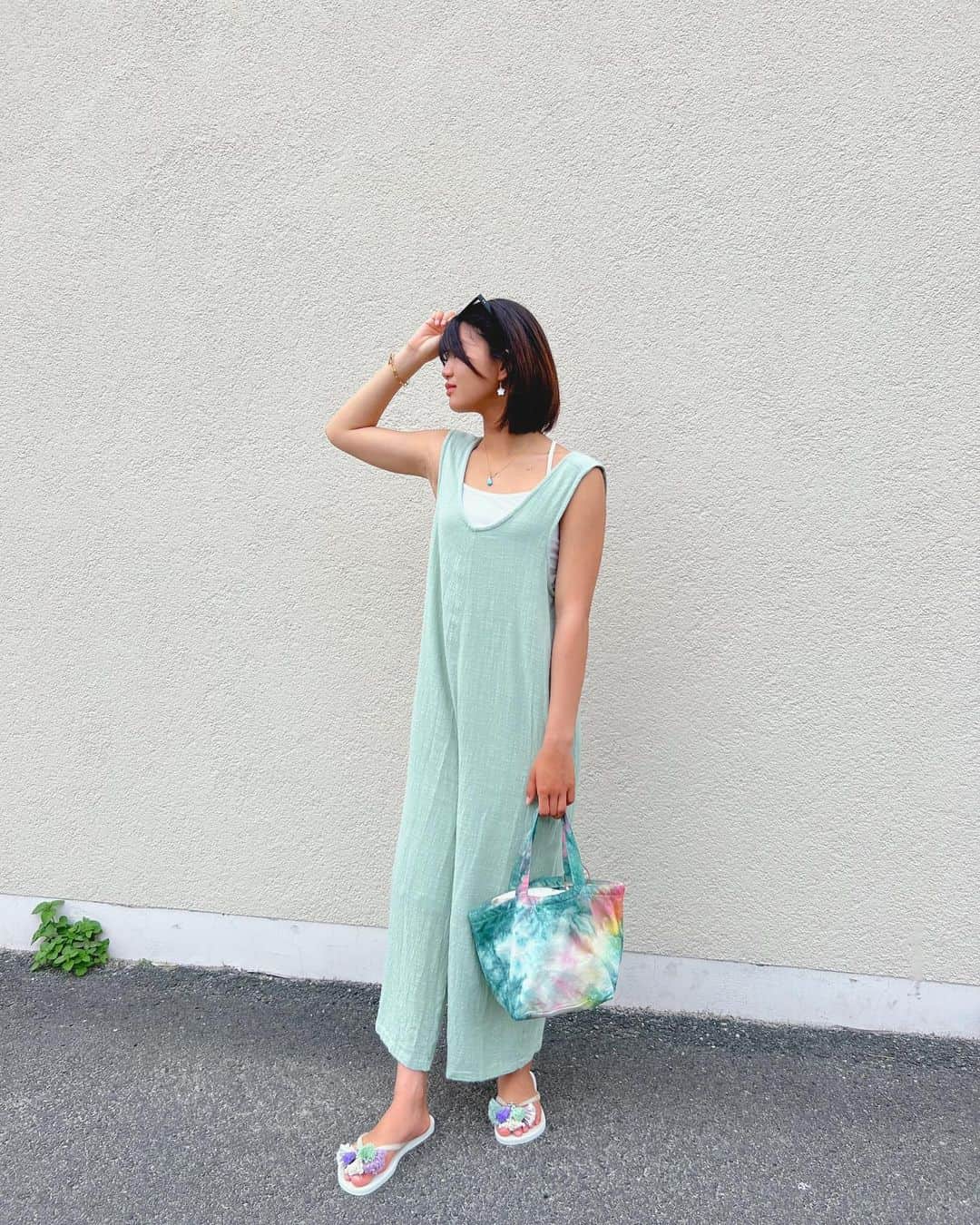 のインスタグラム：「おはようございます🌴 今週もよろしくお願い致します♡  @ecob.tch_beachstyle 🥥✨ cotton 100の肌触りマシュマロのような生地、 オールインワンパンツ♡♡♡ お店には ピスタチオ、コーラル、マルベリー 三色入荷しました🤍　写真順番通りです♡  この形が好きすぎなのと、楽すぎてHinanoと私でイロチで購入するほどお気に入りです🐻💚  ecobitchさんのonlineでは soldoutになっている商品です♡  #pinkmafia #pinkmafiasmd #izu #shimoda #ecobitchbeachstyle」