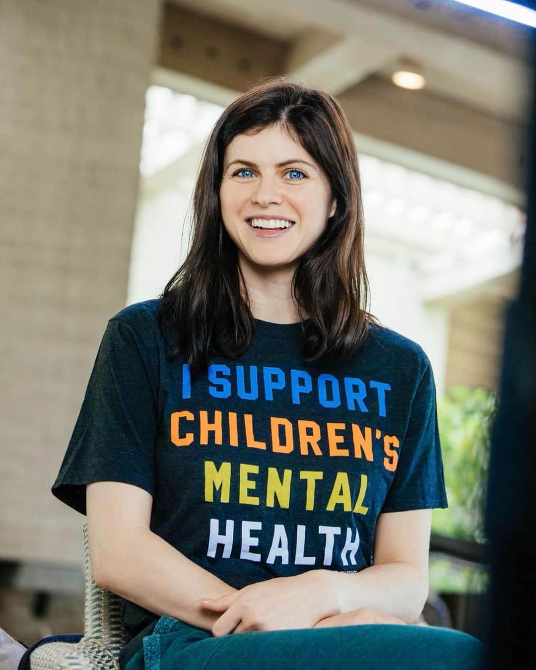 アレクサンドラ・ダダリオのインスタグラム：「I’m helping to break stigmas along with @OnOurSleevesOfficial The Movement For Children’s Mental Health. Join me live tomorrow at 9am Pacific Time (12pm Eastern Time) as I talk with Dr. Ariana Hoet about the importance of children’s mental health and the free resources On Our Sleeves provides to all U.S. communities. If you want to match me in this great t-shirt, you can become a monthly On Our Sleeves donor like my husband and I are. See you tomorrow for the live chat!」