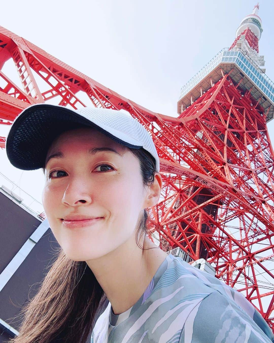 田中千絵さんのインスタグラム写真 - (田中千絵Instagram)「🗼東京生活🗼  隔離の必要が完全になくなり 今年はたくさん 東京に戻ってこられそうです！ 嬉しい( ´▽` )ﾉ  そして東京に帰ってくると なぜだか見に行きたくなる東京タワー 台北に戻ると なぜか見たくなる台北101と同じ感覚です 今回も例外なく 会いに行くことができました！  おはようございます☀ 素敵な一週間になりますように . Good morning in Tokyo . 終於徹底沒有了隔離生活 今年可以多返東京！ 好開心啊( ´▽` )ﾉ  當我每次回到東京 不知道為什麼但很想去朝聖東京鐵塔 就像當我每次回到台北 就想去看看台北101一樣的感覺 這一趟當然也不例外 去看看東京鐵塔了喔~！  大家早安☀️新周愉快 . . . #日本 #japan #東京 #tokyo  #東京タワー #東京鐵塔 #tokyotower  #朝ラン #晨跑 #morningrun  #台北と東京の生活  #中国語」5月22日 10時45分 - chietanaka817