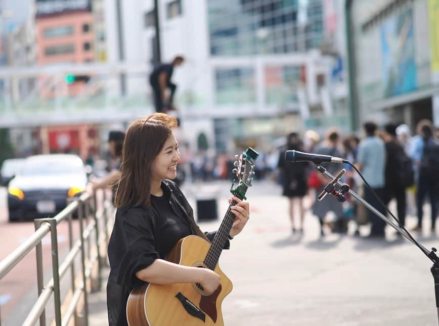 北村來嶺彩のインスタグラム：「. 　僕は歌うのが大好きで 　歌ってる時が楽しくて幸せで 　でもそんな僕以上に 　聴いてくれてるみんなが 　幸せであれって想って 　歌ってるんだよ、実は。 　・ 　#photo #ssw 　#artist #singer #03」