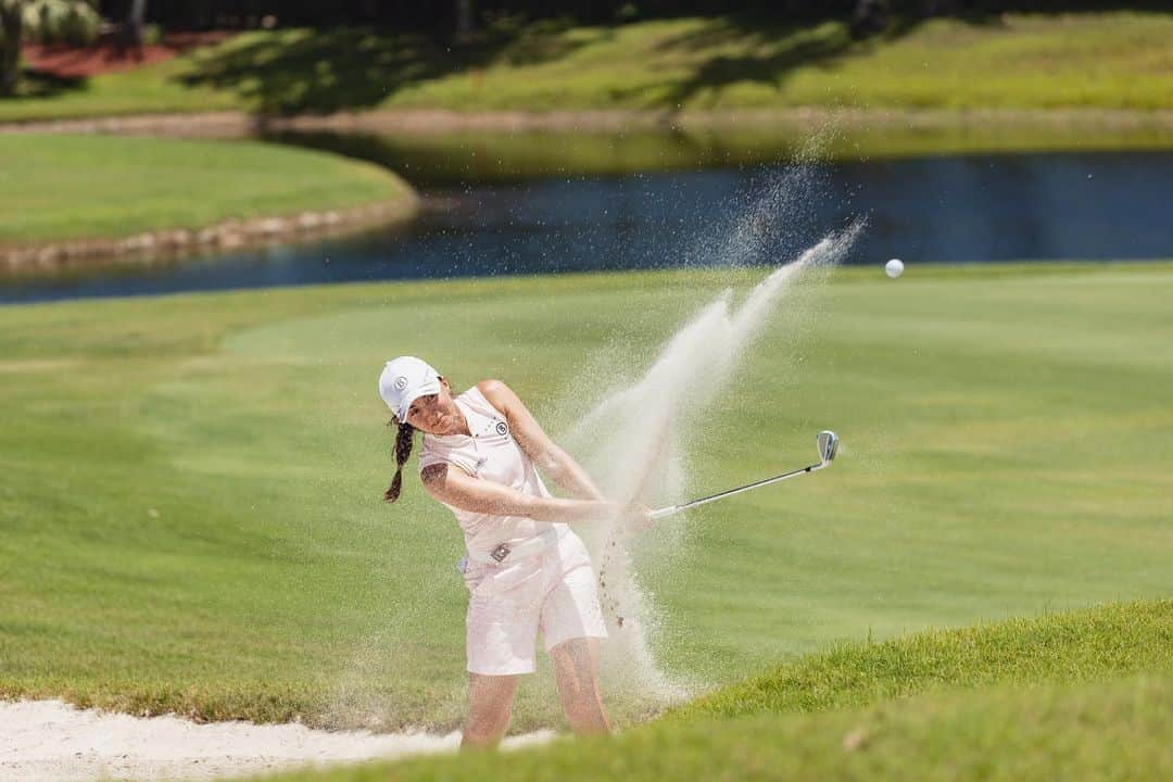 クララ・スピルコバさんのインスタグラム写真 - (クララ・スピルコバInstagram)「Solo 2nd feels bitter sweet this time. Never easy to lose by one shot but I am happy with my performance on such a challenging golf course this week @trumpgolfpalmbeach 🇺🇸⛳️ And big congrats to @carlotagolf on her win!  📸 @letgolf @aramco_series」5月22日 10時53分 - spilkovaklara