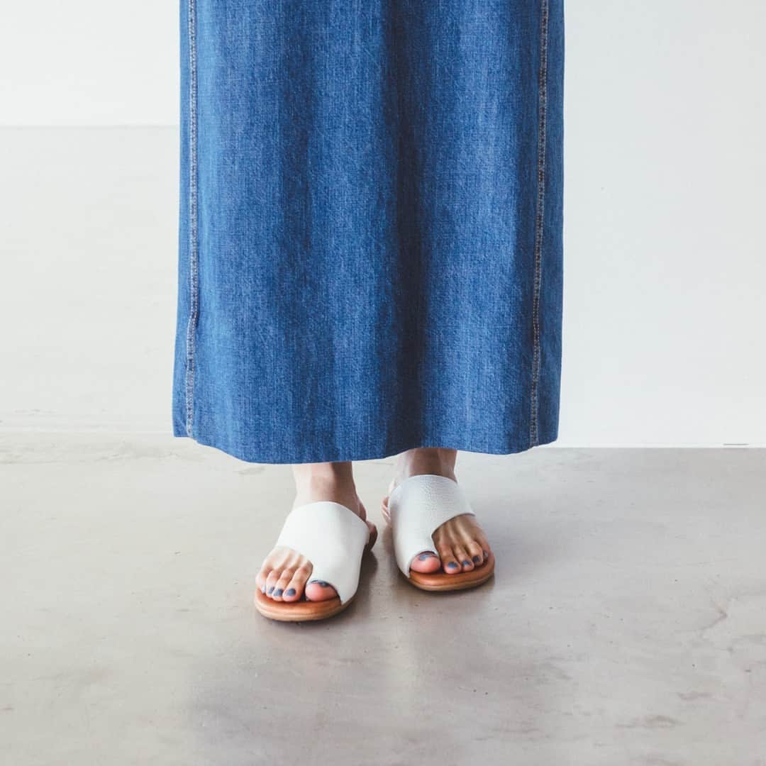 北欧、暮らしの道具店さんのインスタグラム写真 - (北欧、暮らしの道具店Instagram)「【NEW】サッと履いて、出かけよう。� 気楽にキレイな「大人のトング」 . - - - - - - - - - - - - 足をスッと入れて軽やかに歩き出せる、 夏の定番トングサンダル。  その気軽さはそのままに、 お出かけにも履いていけるような 上品なデザインがあったなら、 この夏の外へと向かう気持ちも ますます高まりそうです。  そんな今の気分にぴったりな「大人のトング」を、 当店でも人気のシューズブランド 「ARTESANOS（アルテサノス）」で 見つけました。   斜めにカッティングされた本革のアッパーは、 どこか洗練された雰囲気。 ラフになりがちな夏の装いも 大人っぽくまとめてくれます。  もちろん気になる 「脱げにくさ」や「歩きやすさ」も しっかりカバー。  おしゃれをして出かける日も、 たくさん歩く日も、 迷わず「これ！」と選べる大人のサンダルです。  カラーは「ブラック」と「ホワイト」を ご用意しました。  どちらもコーデが自然と引き締まり、 カジュアルになりがちな夏の装いに スパイスを添えてくれるような2色です。  スタッフの着用レビューもございますので、 サイズ選びのご参考にぜひご覧ください。  ーーー 掲載のアイテムはこちら▼ ーーー . ☑︎ARTESANOS / アルテサノス / レザーサンダル （22.5cm〜25.0cm） . ▶︎ プロフィールのリンクから、お値段・サイズなど詳しい情報をご覧いただけますよ。→@hokuoh_kurashi . #ARTESANOS#アルテサノス#サンダル#レザーサンダル#トングサンダル#夏コーデ #fashion#ファッション #コーデ#コーディネート#coodinate  #お買い物#お買いもの#シンプル#シンプルライフ #シンプルデザイン#暮らしを楽しむ#日々の暮らし #北欧#北欧暮らしの道具店」5月22日 11時01分 - hokuoh_kurashi