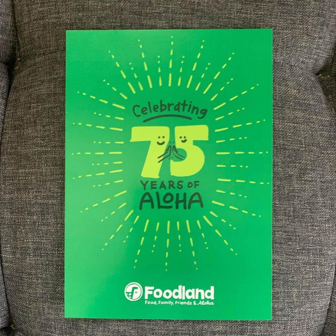 飯島寛子さんのインスタグラム写真 - (飯島寛子Instagram)「フードランドアンバサダー便り  Foodland 創業75周年　おめでとう！  Foodland は、食のWonderland!!  アニバサリー商品やハワイの有名企業とのコラボレーションが、5月6日より 順次発売されています。楽しいね。  私も早速、ギフトにお使いものに重宝していますヨ！ 75周年記念エコバックは、＄１なのでギフトバックによいね。（昔と今のフードランドのイラスト）  今日はサンヌードル+マイカイ・ローカルスタイル醤油ドライミンに、 冷蔵庫にあったものをトッピング、キムチ、ワカメ、卵、ブロッコリー、胡麻 流石、サンヌードルは美味しいね。  ＊＊＊＊＊＊＊＊＊＊  《Anniversary Products》 * Maika`i Greens in partnership with Sensei Farms  * Lion Coffee Foodland Roast * Diamond Bakery Anniversary Cracker Mix * Uncle’s Ice Cream Lychee Chocolate Chip Ice Cream Sandwich (available at select Oahu stores) * Vitalitea Hapa Nitro Cold Brew and Pitaya Passion Kombucha * NEW Anniversary Poke * New 75th Anniversary Deli Items  * Maika'i Firecracker Seafood Dip  * Deep Fried Chicken Skin  《コラボ商品》 サンヌードル+マイカイ・ローカルスタイル醤油ドライミン（5月6日） ライオンコーヒー・アニバーサリーブレンド（5月6日） アンクルズアイスクリーム・ライチーチョコレートチップアイスクリームサンドイッチ（5月6日） メドゥゴールド・プランテーションアイスティー（5月下旬） ハワイアンホースト・アニバーサリーボックス（6月上旬） アロハ豆腐・マイカイ豆腐（6月下旬） アロハ醤油・マイカイ醤油（7月以降）  《フードランド》 アニバーサリーポケ（5月17日発売予定） アニバーサリーエコバッグ（5月10日発売予定）が登場。 フードランドの歴史が楽しいイラストで学べるかわいらしいデザインだよ！  《ローカルアーティストとのコラボ》 パンキーアロハ ジャナ・ラム スティーブン・キーン ジャスパー・ウォン ジェフ・グレス フードランド x パンキーアロハ カハラ ケルシー・イゲ ジョン・フック アロハ・デ・メル ローラ・ピラール @foodlandhi @foodlandalamoanajp @foodlandalamoana #Foodland75」5月22日 11時02分 - hirokoiijima