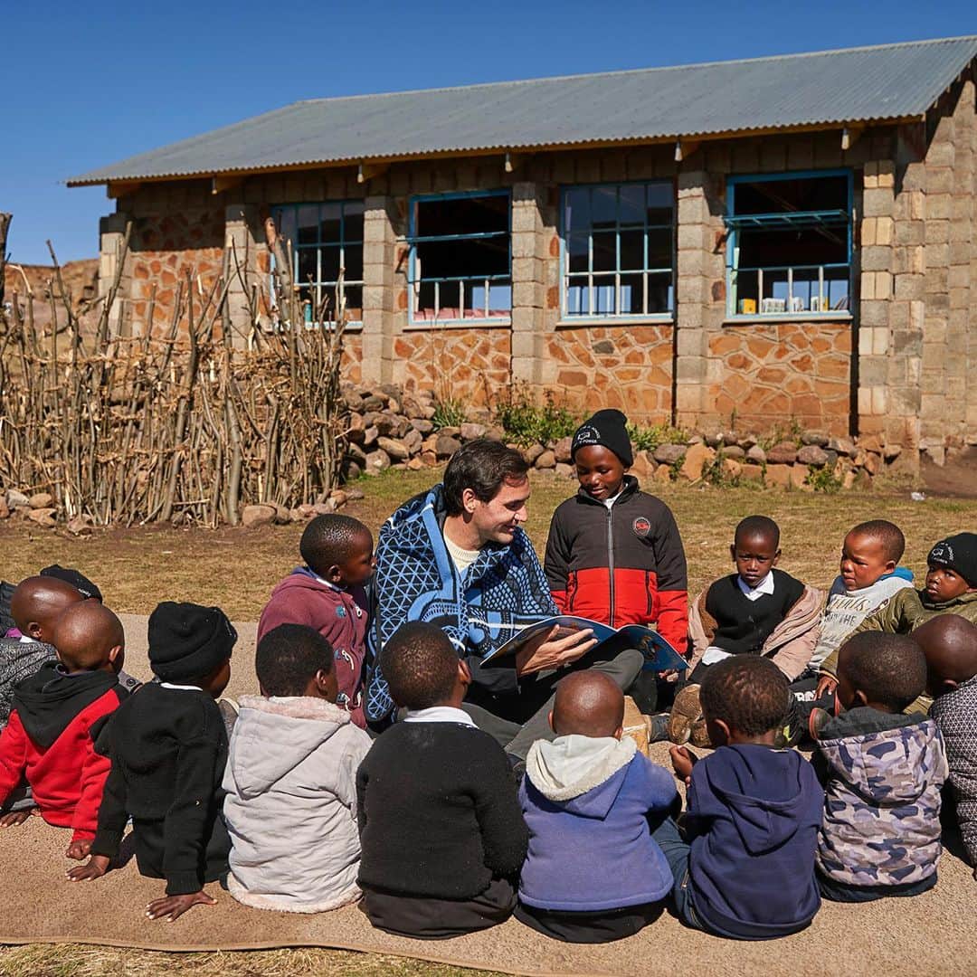 ロジャー・フェデラーさんのインスタグラム写真 - (ロジャー・フェデラーInstagram)「An unforgettable trip to Lesotho: so many energetic and smiling children, engaged parents and teachers, committed leaders and a breathtaking landscape. Thanks to everybody for the warm welcome📚🙏🏼🇱🇸🫶 I will definitely be back!」5月22日 22時10分 - rogerfederer