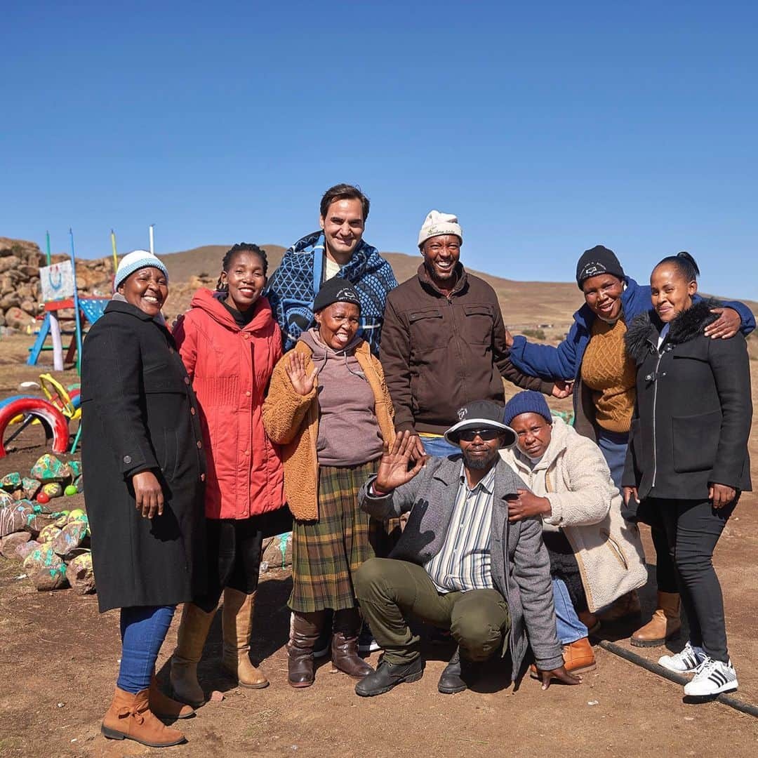 ロジャー・フェデラーさんのインスタグラム写真 - (ロジャー・フェデラーInstagram)「An unforgettable trip to Lesotho: so many energetic and smiling children, engaged parents and teachers, committed leaders and a breathtaking landscape. Thanks to everybody for the warm welcome📚🙏🏼🇱🇸🫶 I will definitely be back!」5月22日 22時10分 - rogerfederer