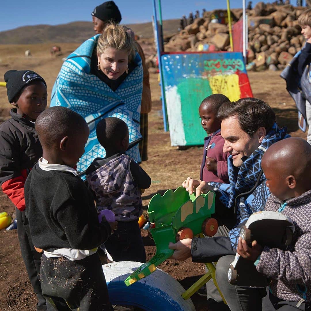 ロジャー・フェデラーさんのインスタグラム写真 - (ロジャー・フェデラーInstagram)「An unforgettable trip to Lesotho: so many energetic and smiling children, engaged parents and teachers, committed leaders and a breathtaking landscape. Thanks to everybody for the warm welcome📚🙏🏼🇱🇸🫶 I will definitely be back!」5月22日 22時10分 - rogerfederer